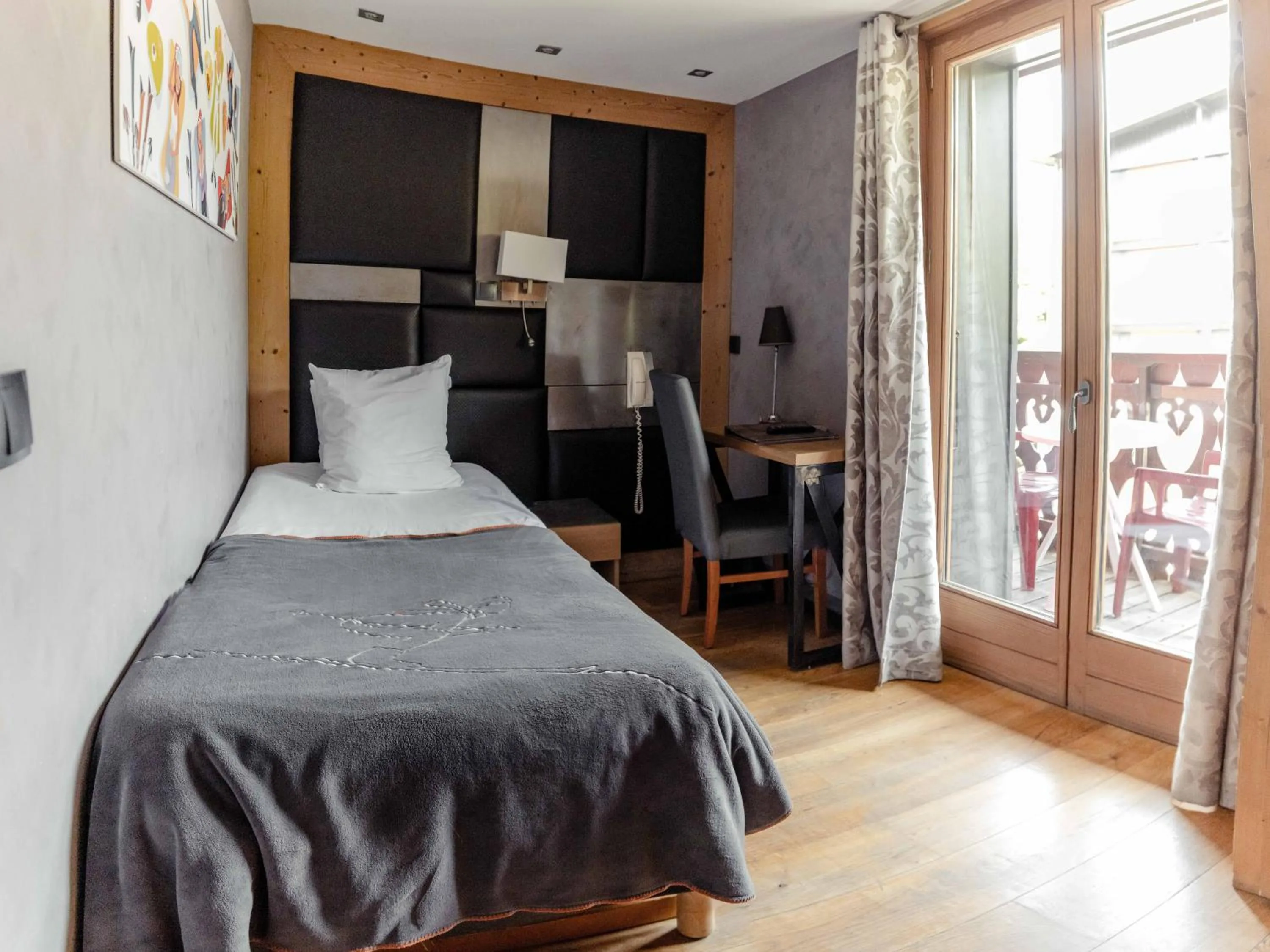 Bedroom, Bed in Hôtel Alpina & SPA - Restaurant Oxalis