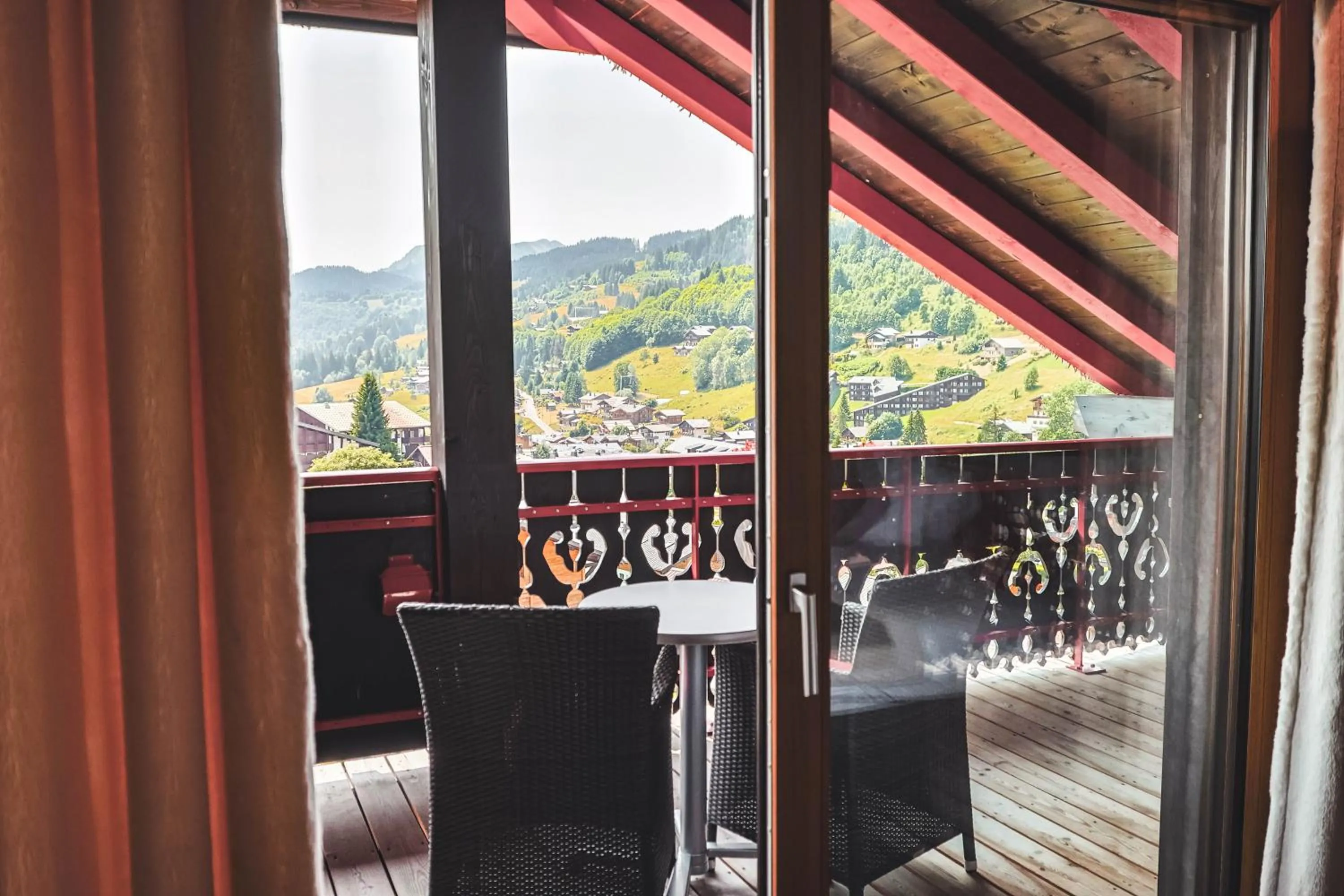 Balcony/Terrace in Hôtel Alpina & SPA - Restaurant Oxalis