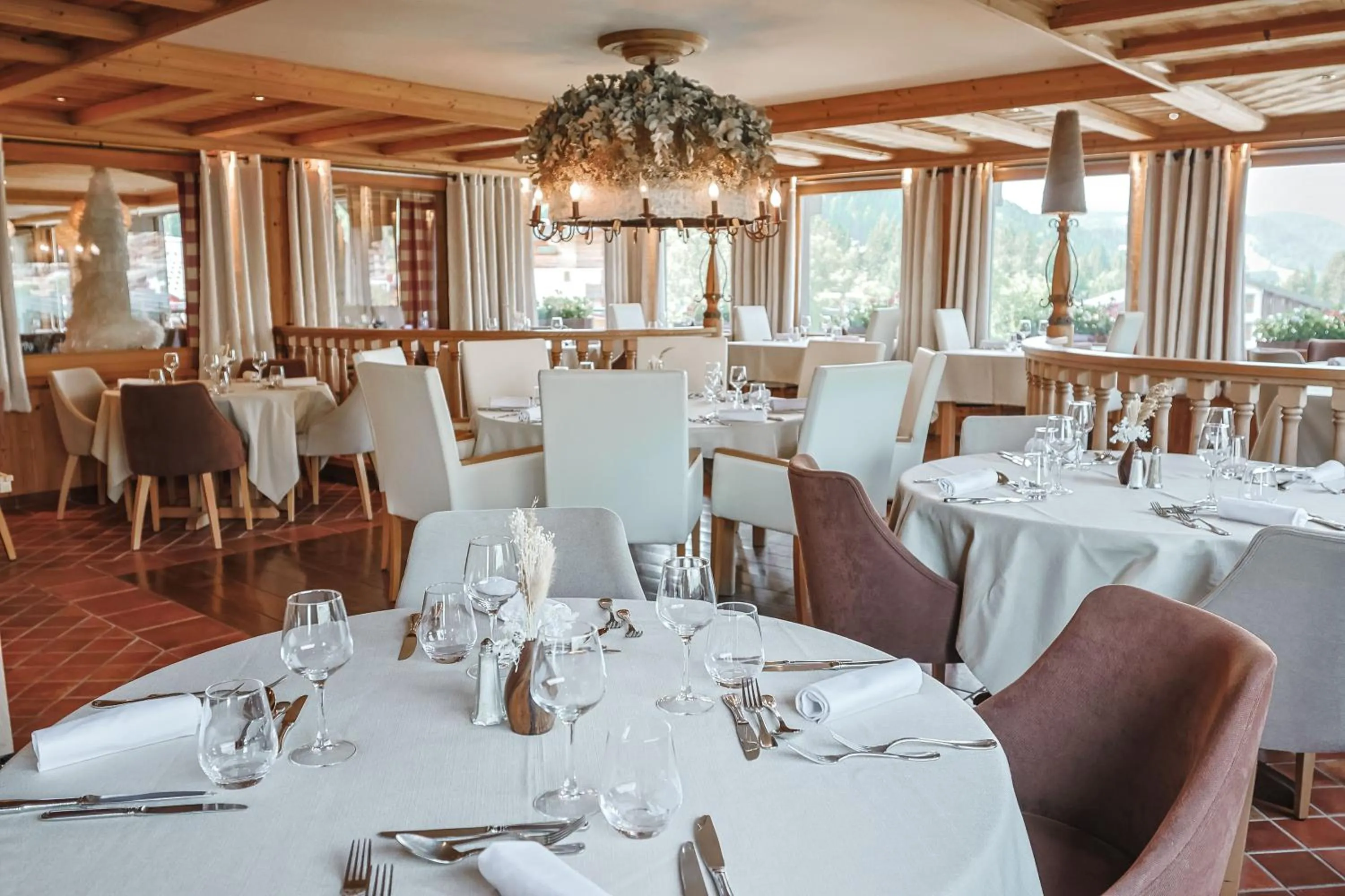 Restaurant/places to eat in Hôtel Alpina & SPA - Restaurant Oxalis