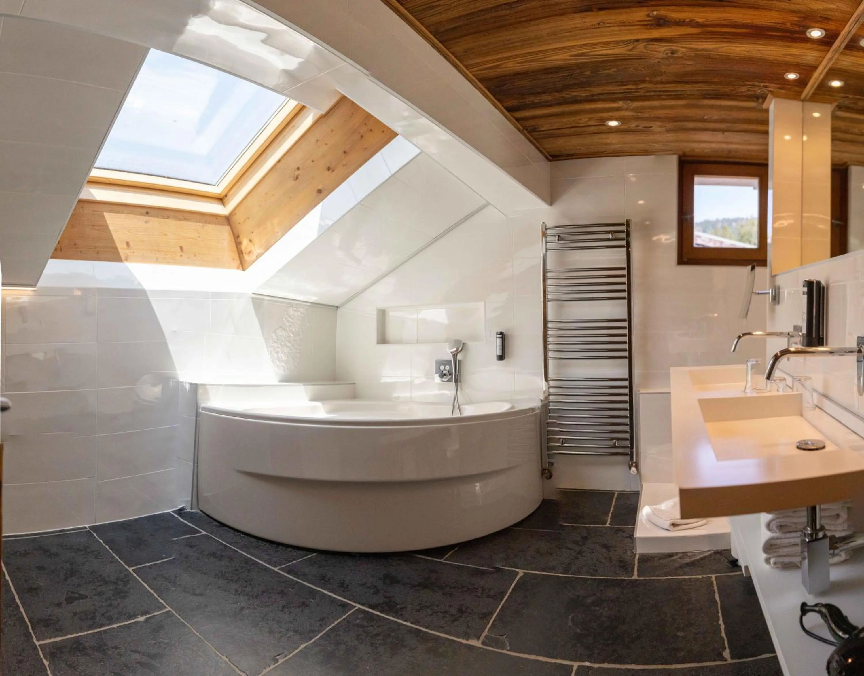 Bathroom in Hôtel Alpina & SPA - Restaurant Oxalis