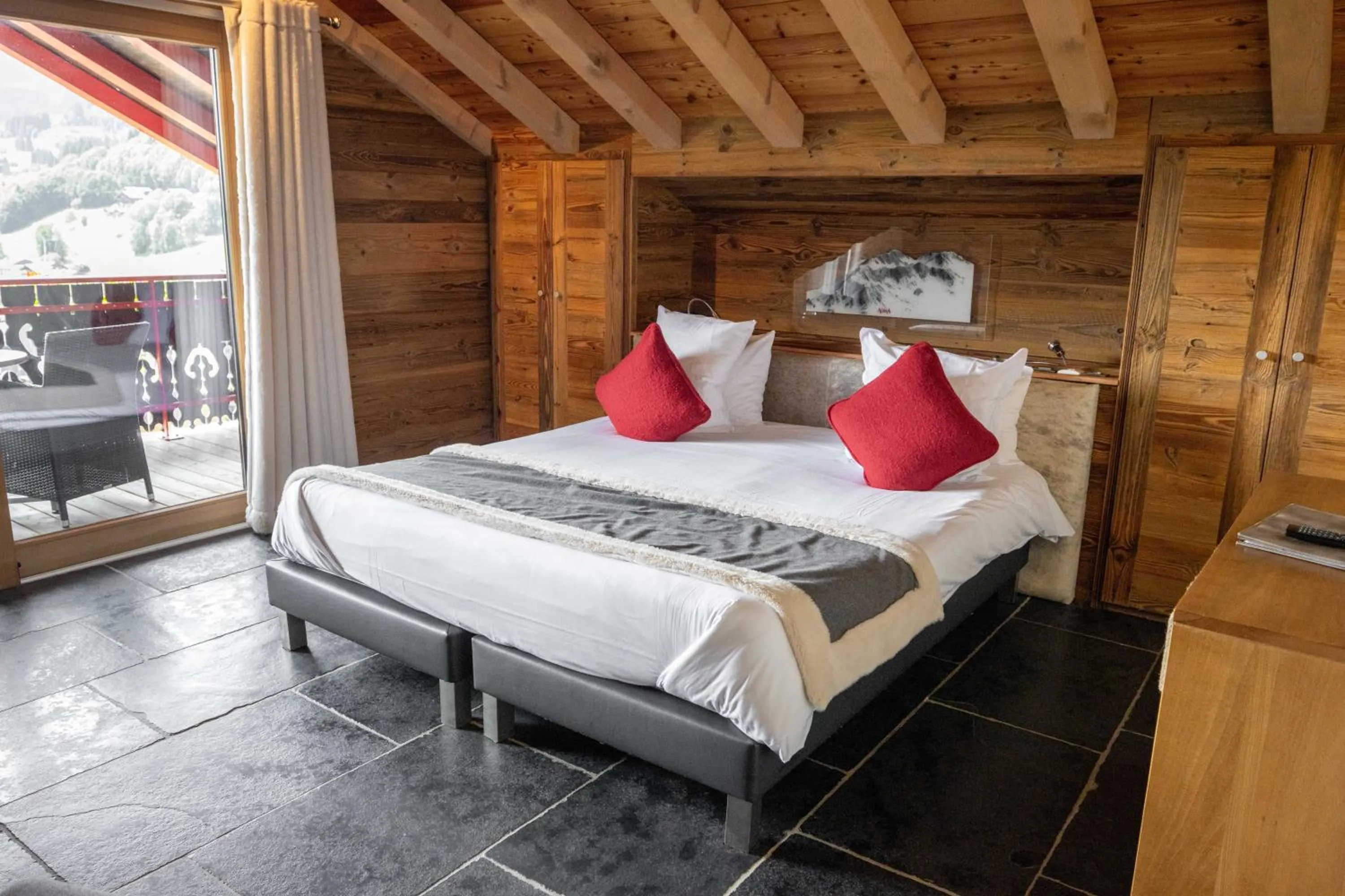 Bed in Hôtel Alpina & SPA - Restaurant Oxalis