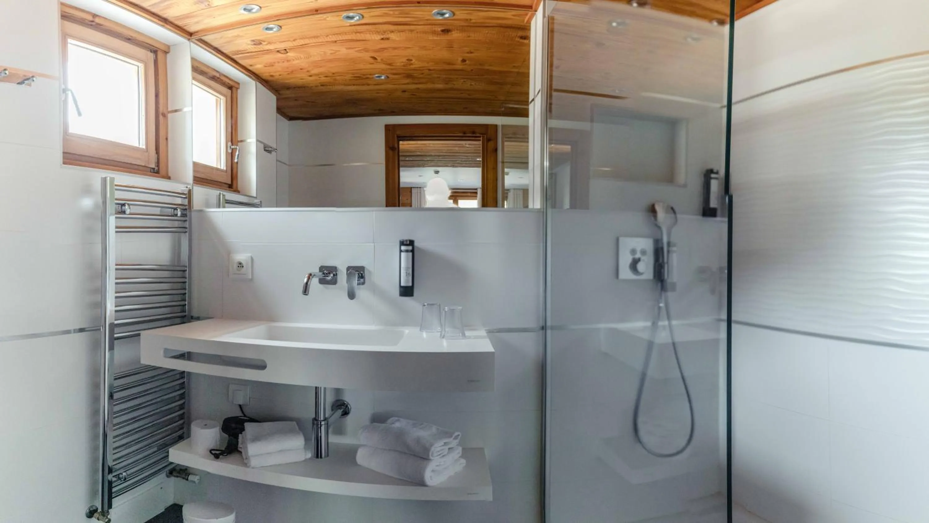 Bathroom in Hôtel Alpina & SPA - Restaurant Oxalis