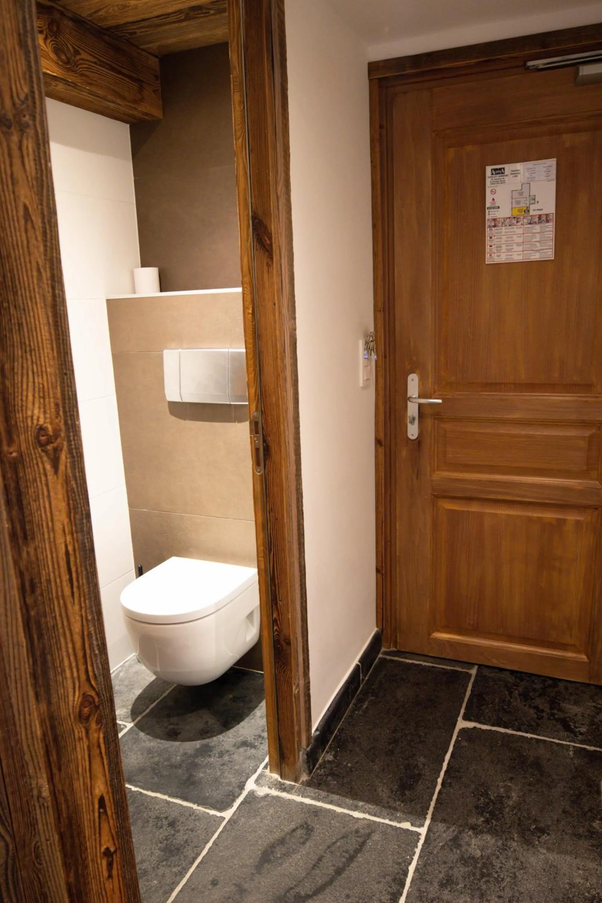 Toilet in Hôtel Alpina & SPA - Restaurant Oxalis