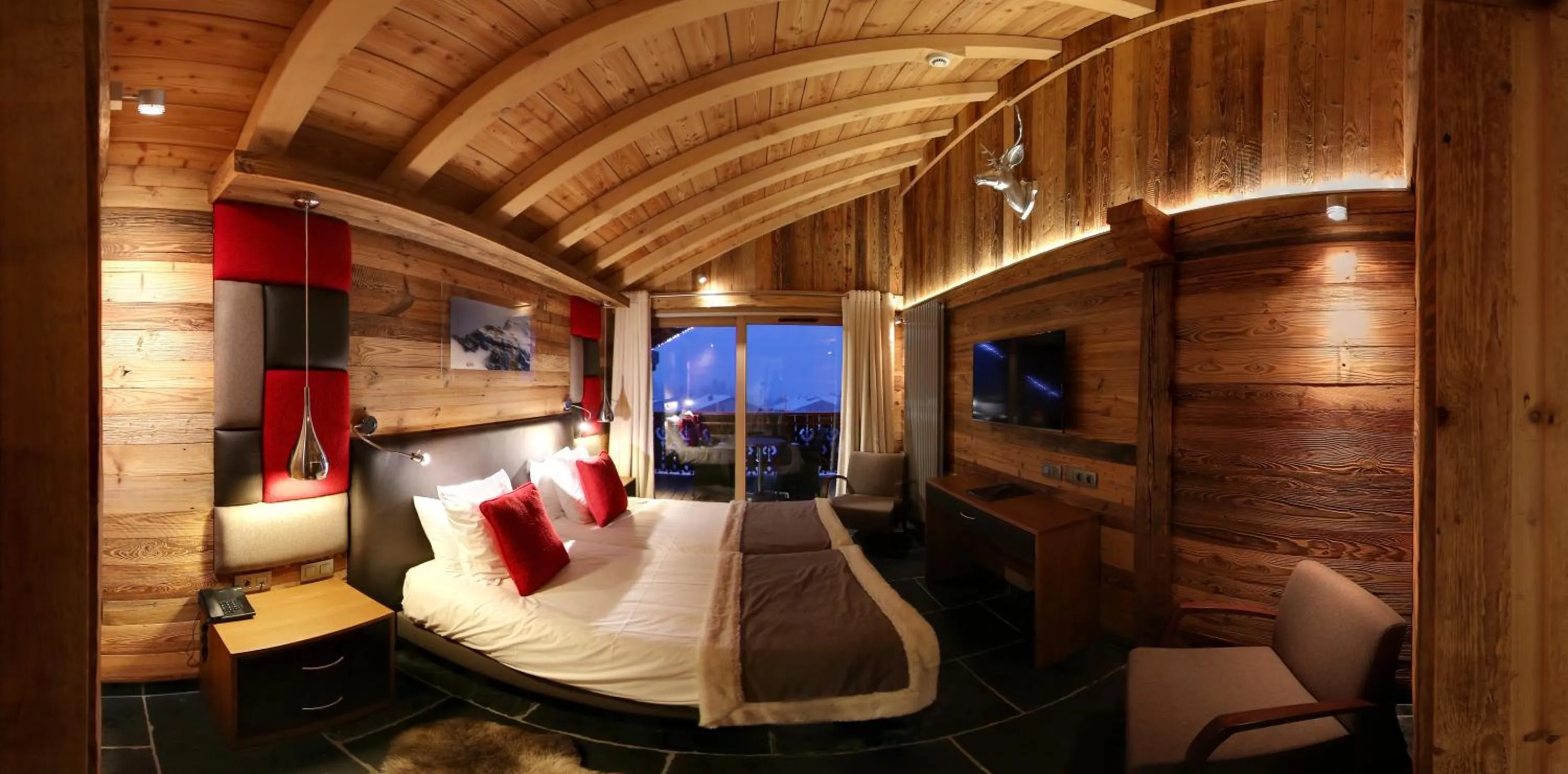 Photo of the whole room, Bed in Hôtel Alpina & SPA - Restaurant Oxalis