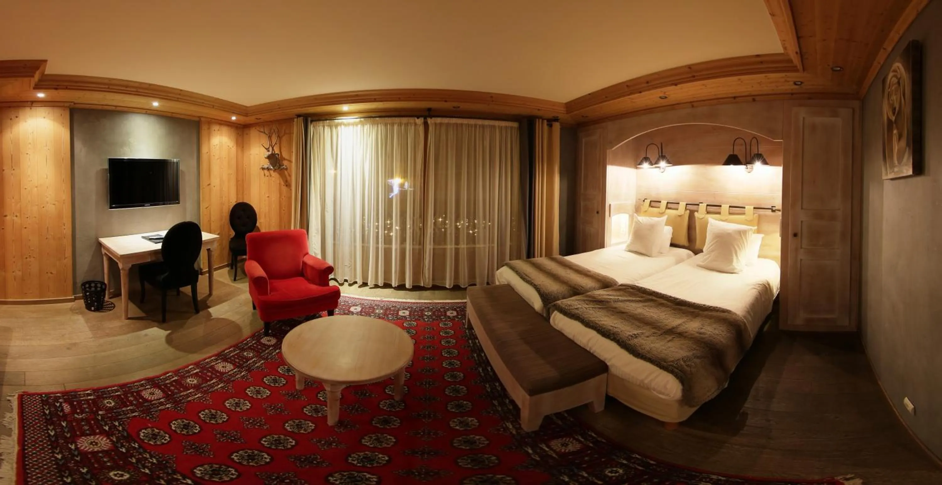 Photo of the whole room, Bed in Hôtel Alpina & SPA - Restaurant Oxalis