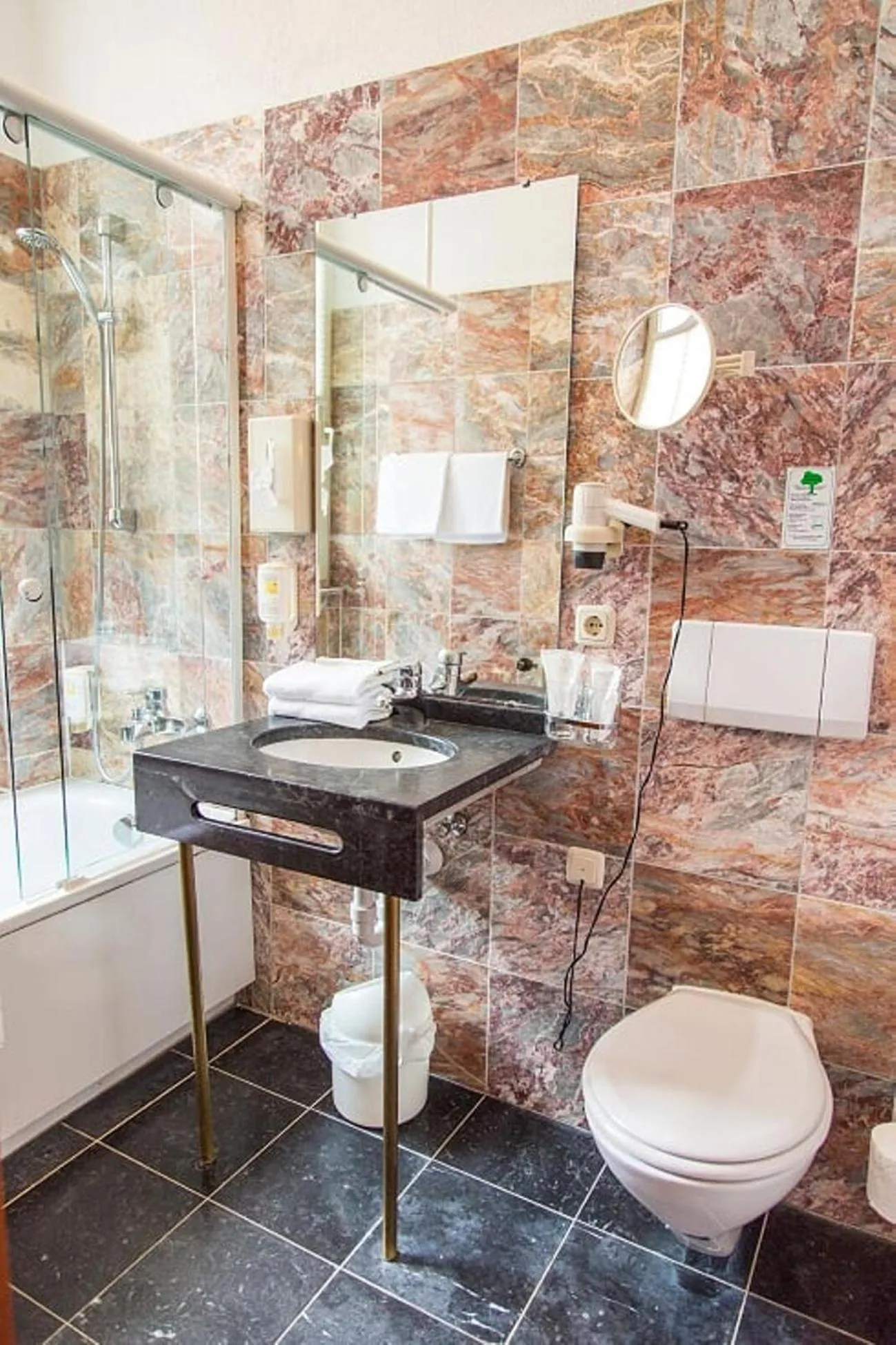 Toilet in Parkhotel Altenburg