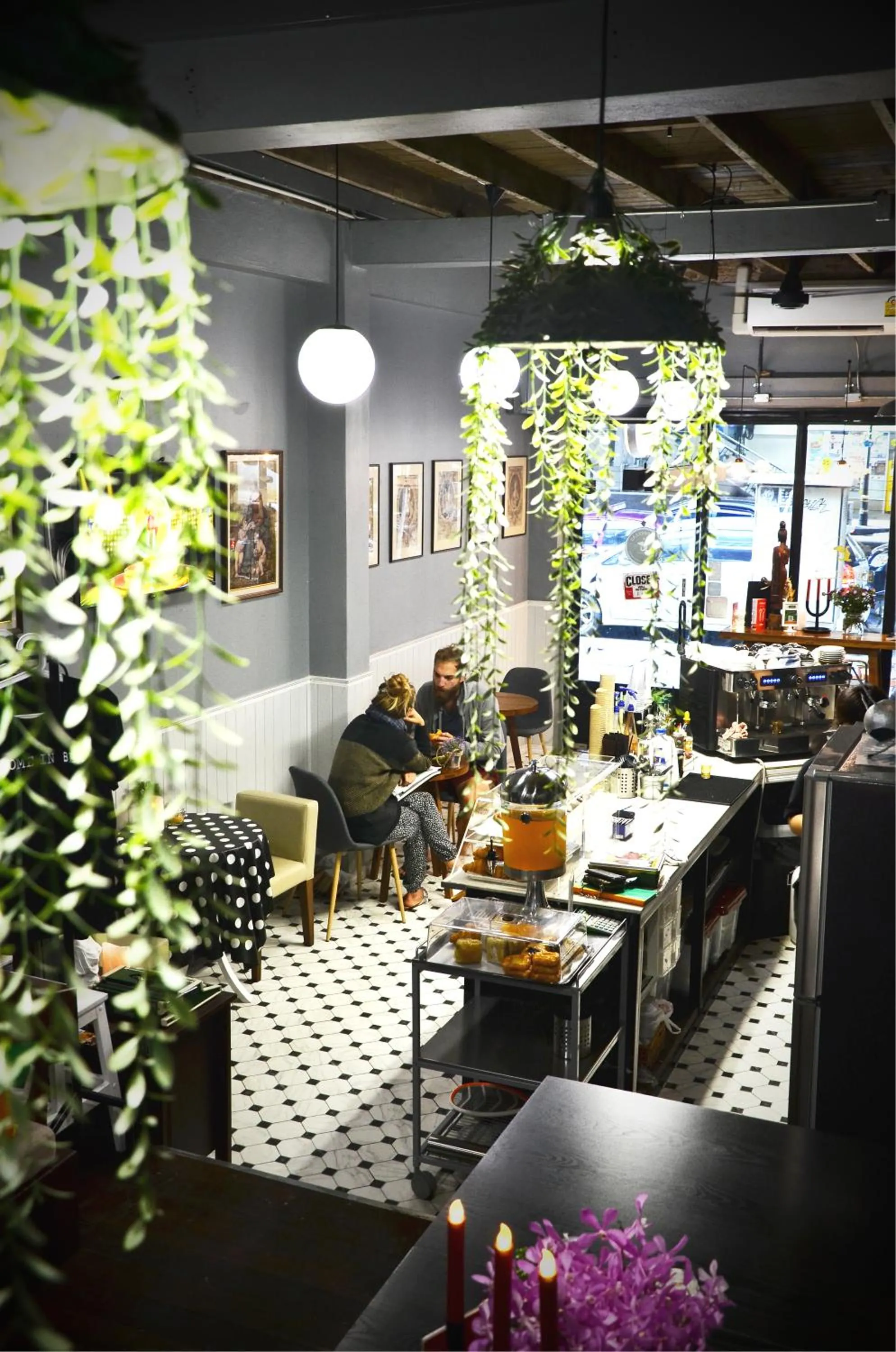 Restaurant/places to eat in Goodfellas Thong lo Hostel #Check in time needed#