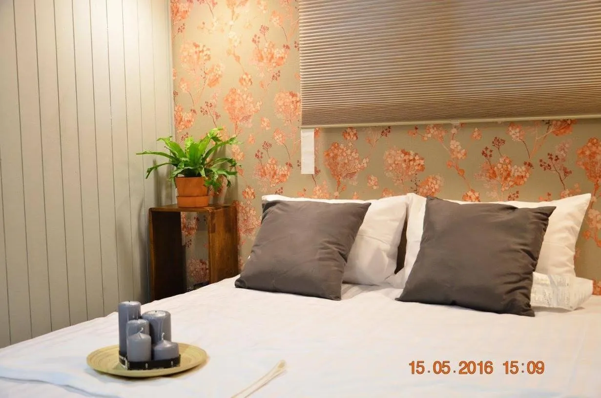 Bed in Goodfellas Thong lo Hostel #Check in time needed#