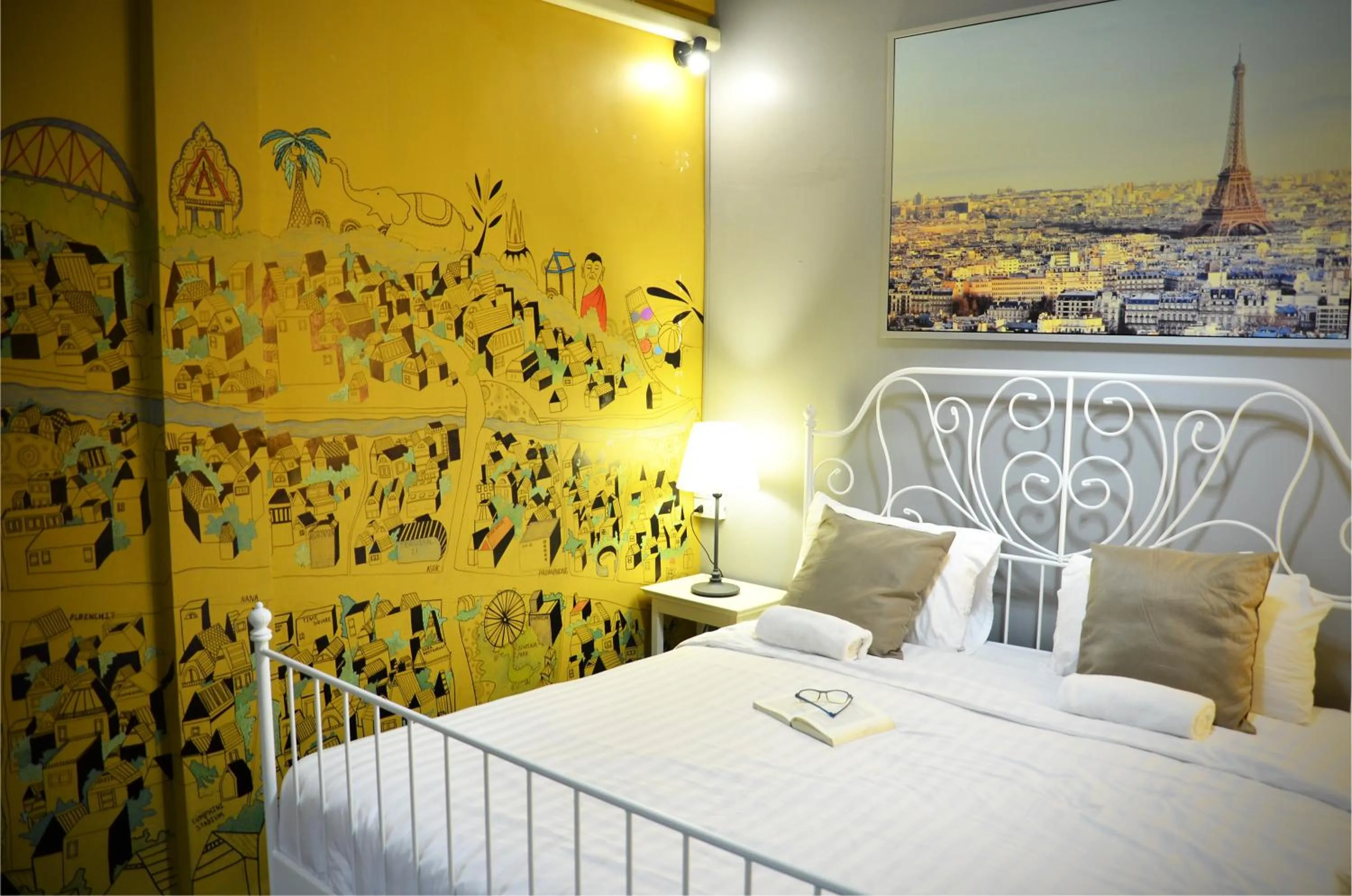 Bed in Goodfellas Thong lo Hostel #Check in time needed#