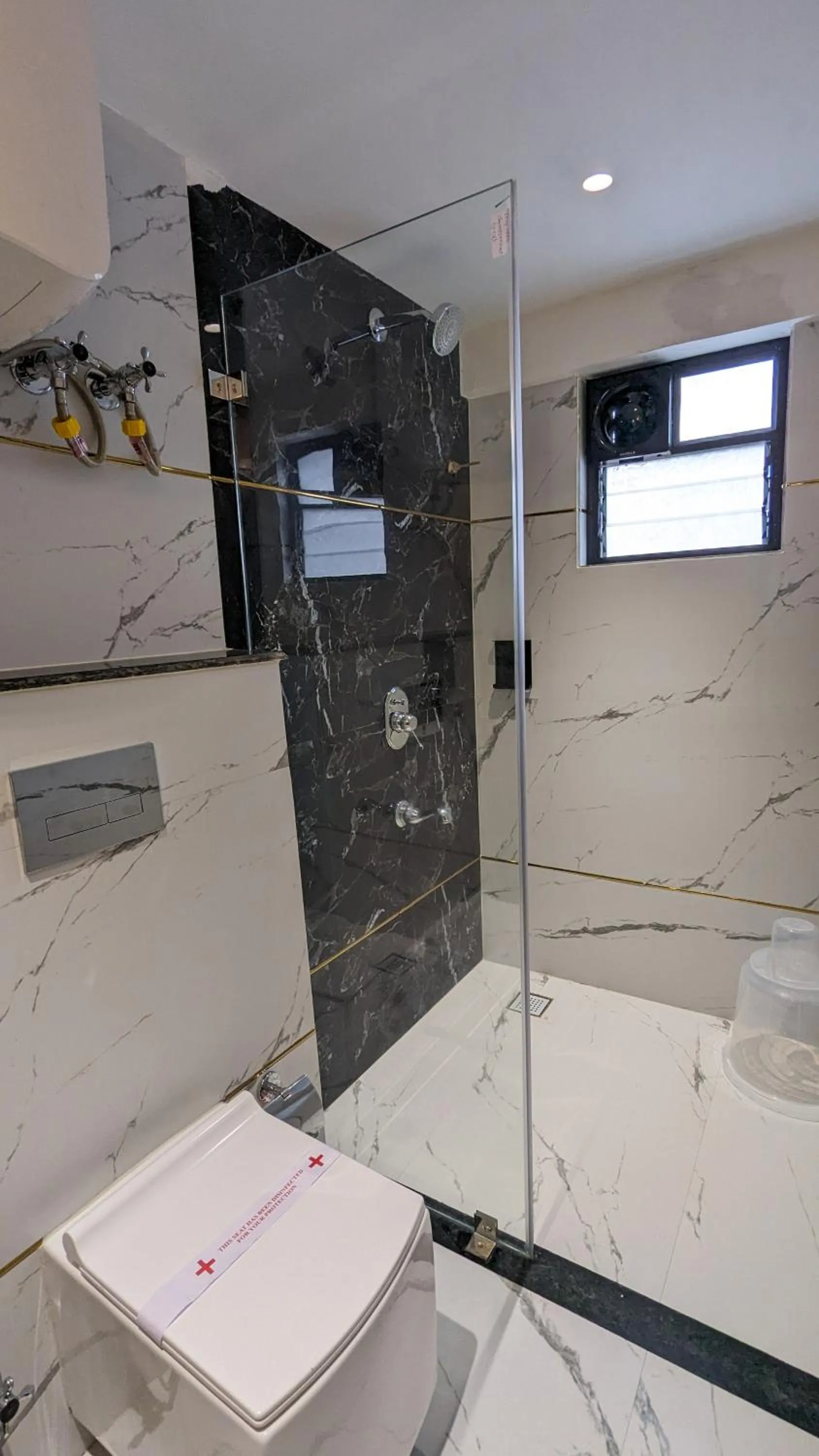 Shower in Hotel Sonar Bangla Darjeeling