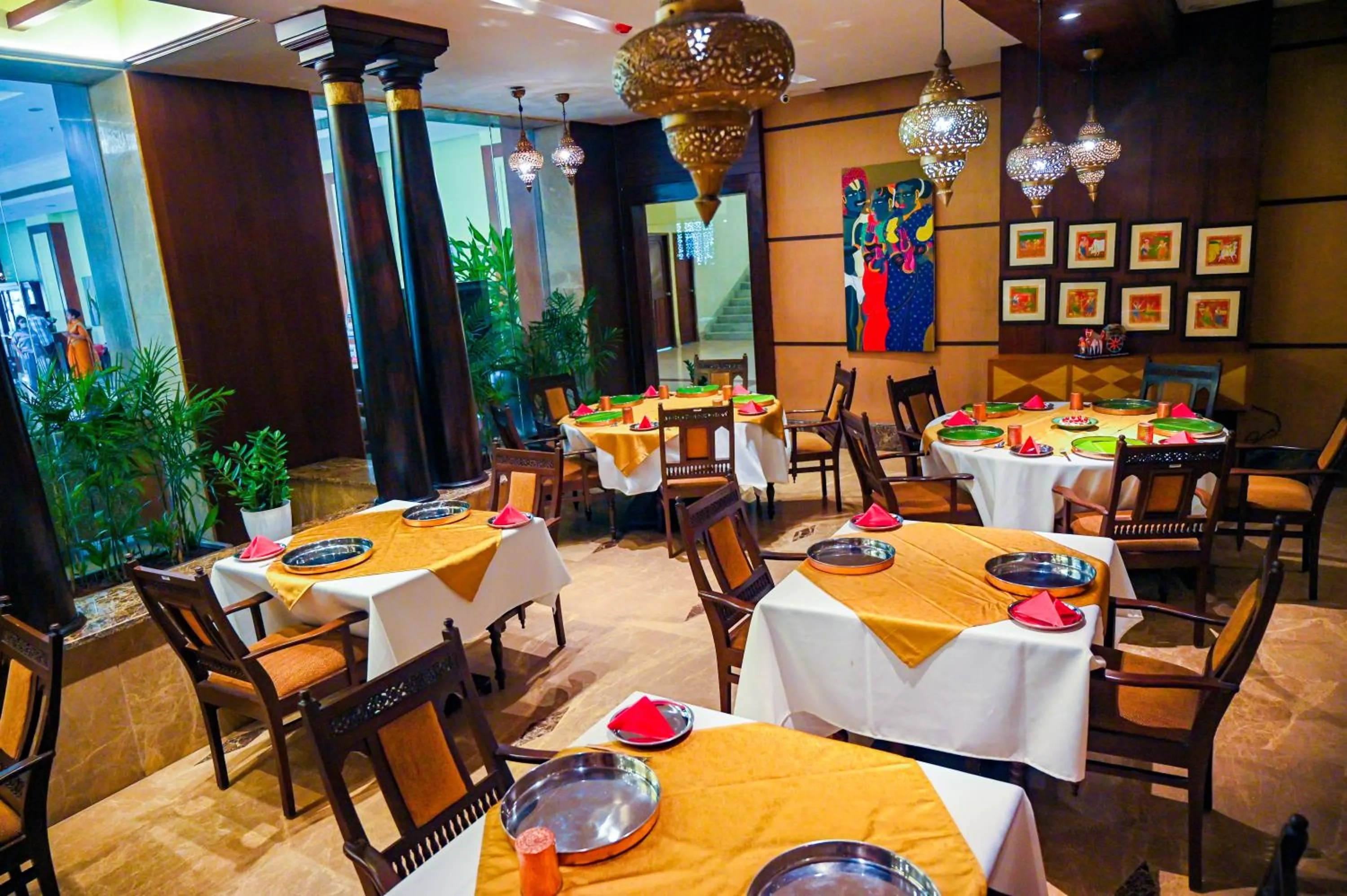 Restaurant/places to eat in Katriya Hotel and Tower