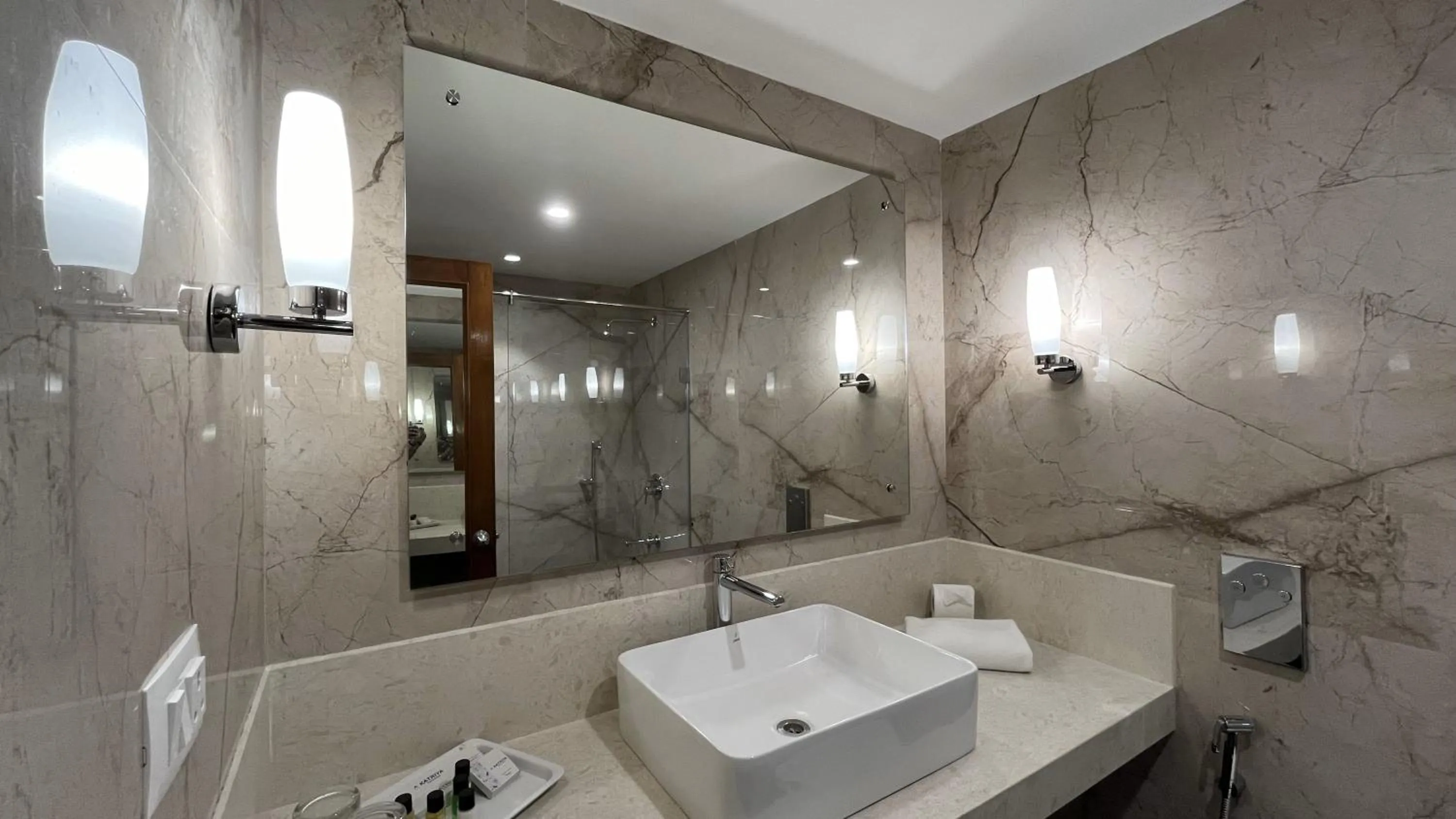 Shower in Katriya Hotel and Tower