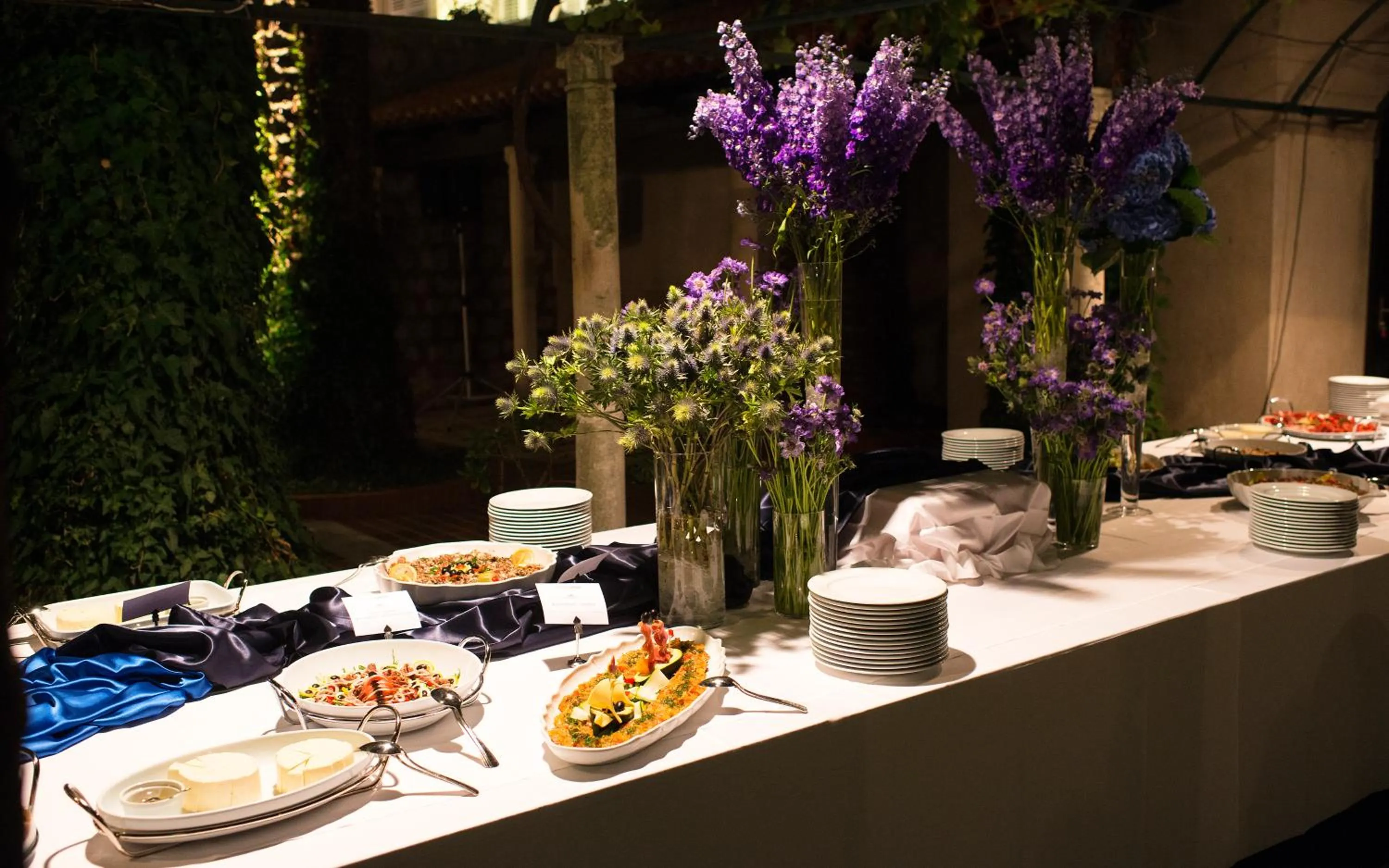 Restaurant/places to eat in Katriya Hotel and Tower