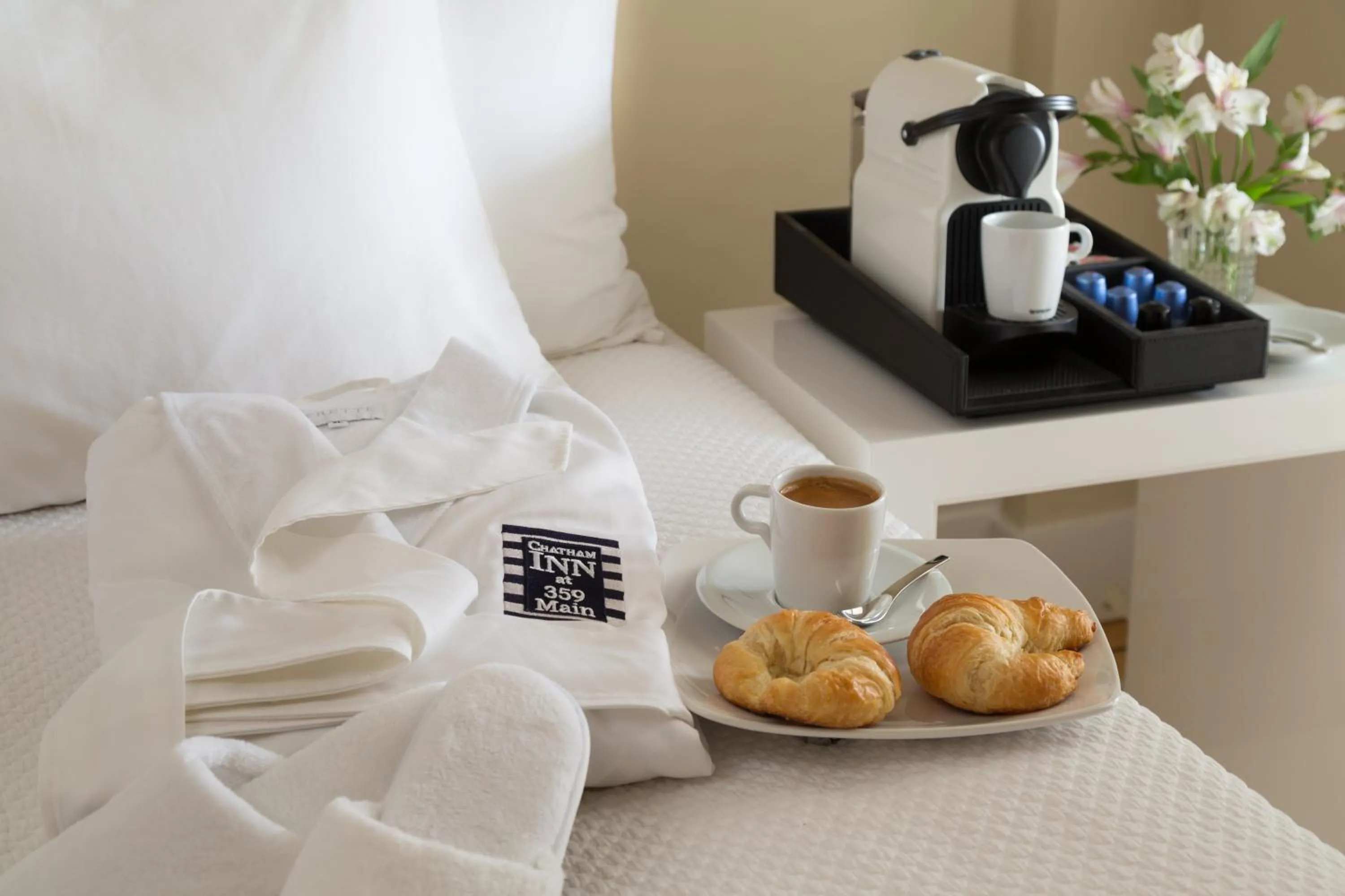 Coffee/tea facilities, Bed in Katriya Hotel and Tower