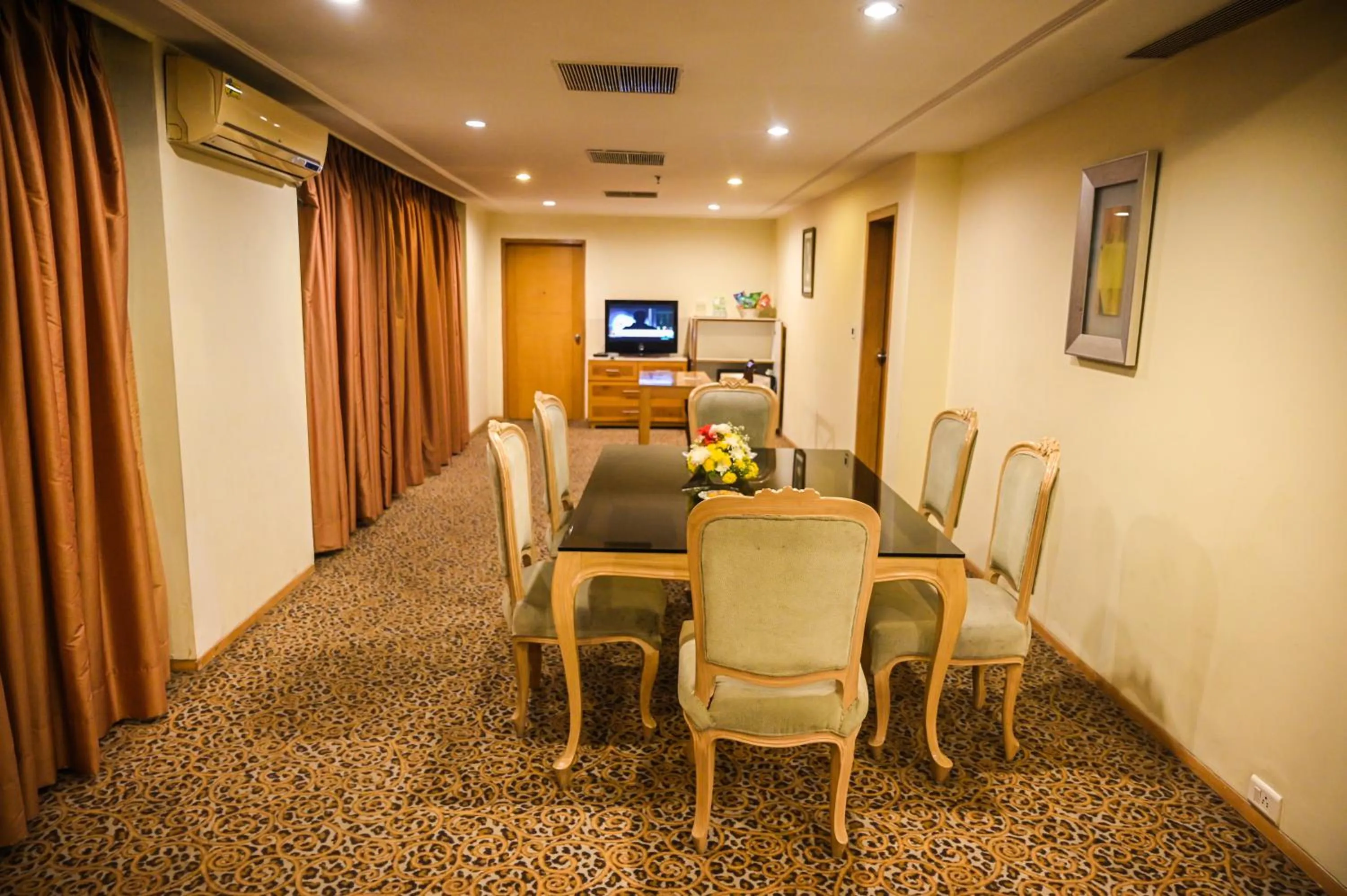 Living room in Katriya Hotel and Tower