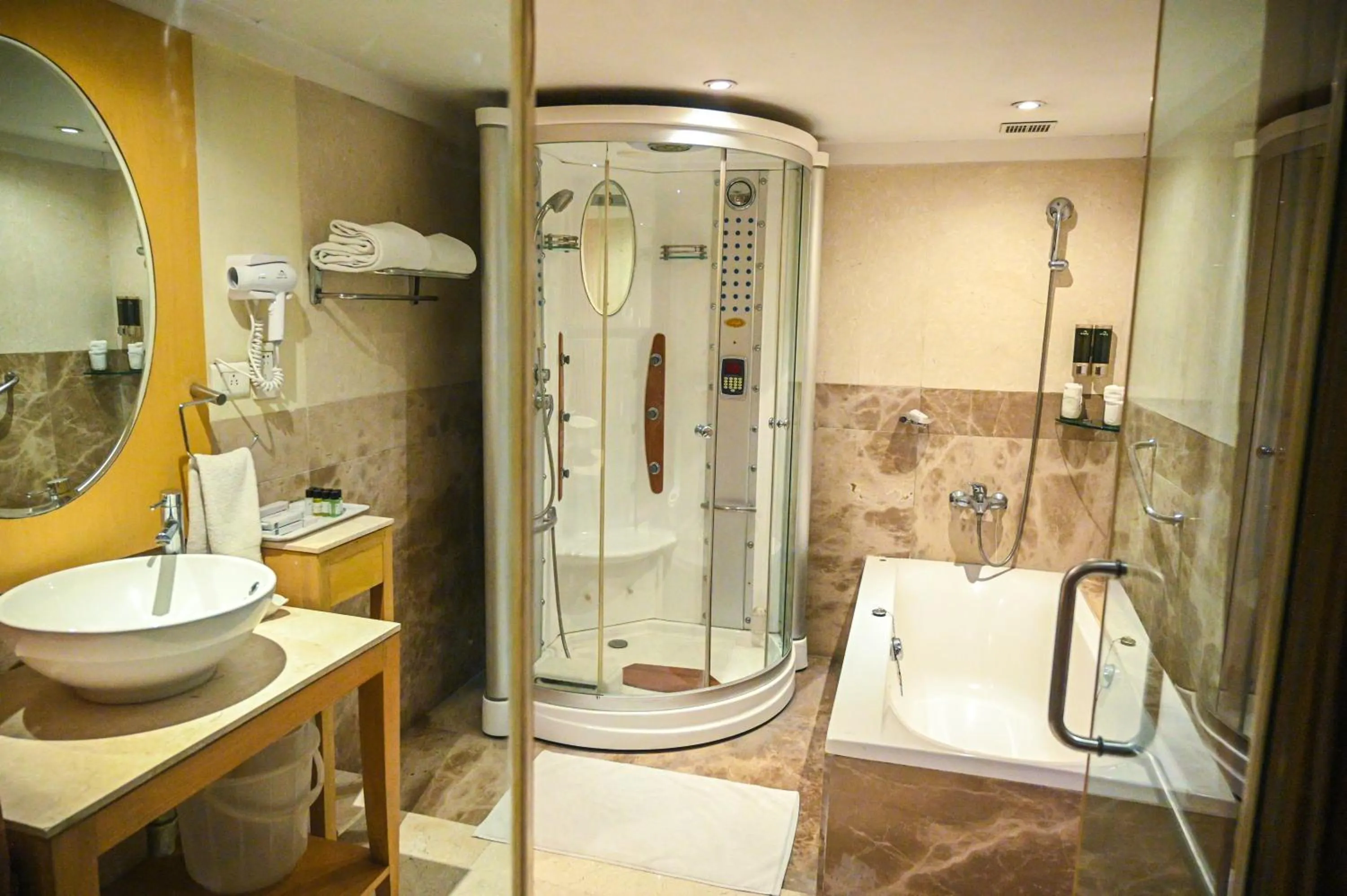 Shower in Katriya Hotel and Tower