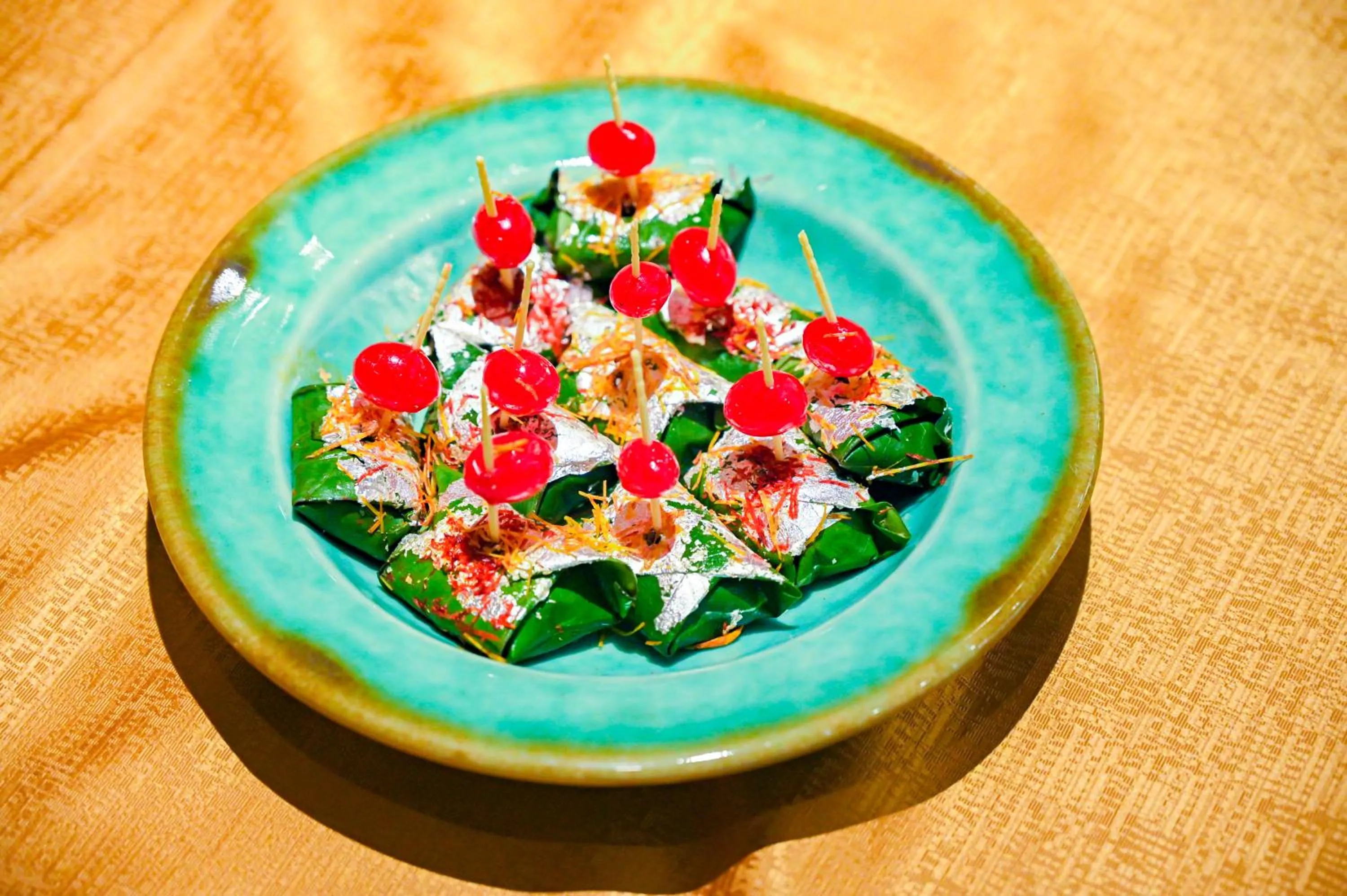 Restaurant/places to eat in Katriya Hotel and Tower