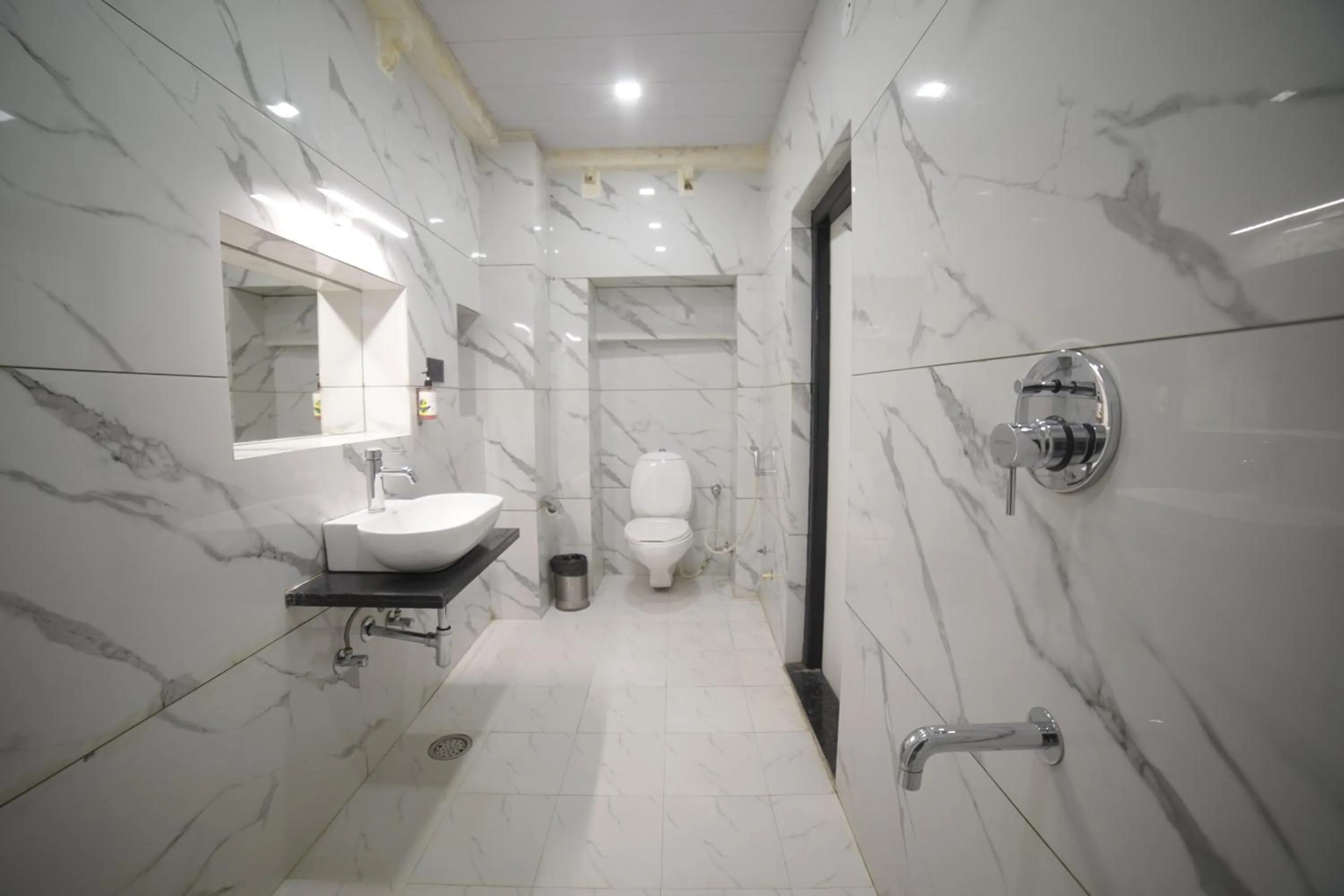 Shower in Hotel Udai Niwas By The Lake