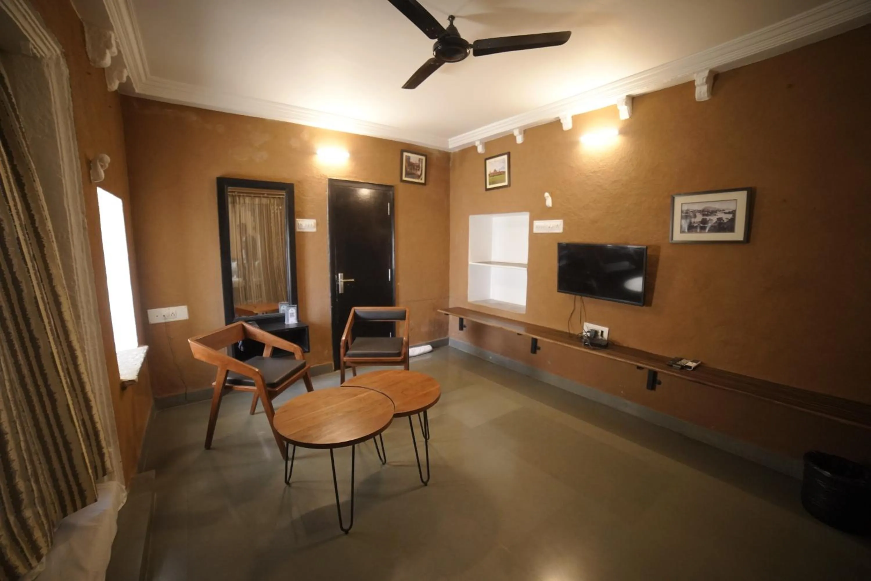 Communal lounge/ TV room in Hotel Udai Niwas By The Lake