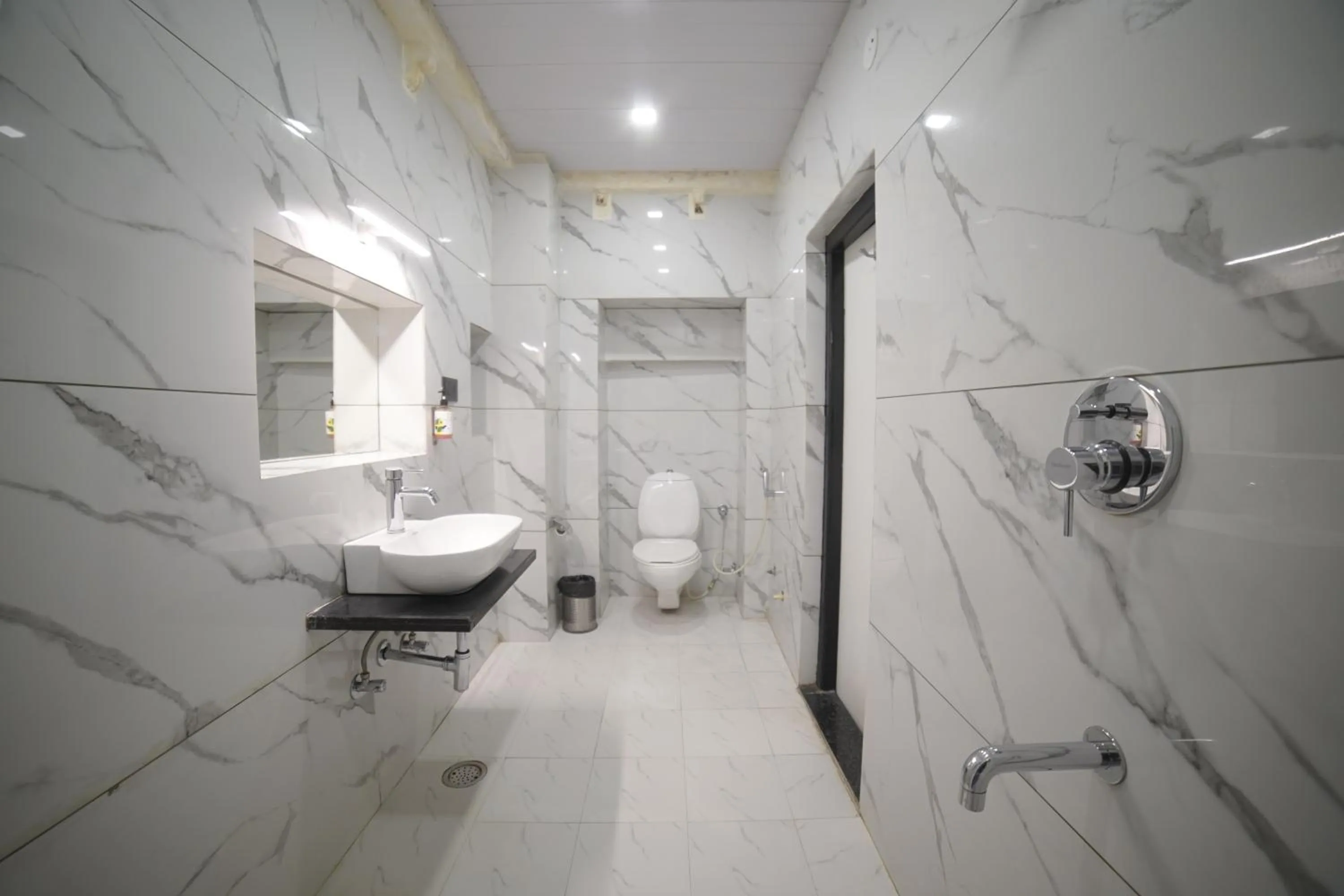 Shower in Hotel Udai Niwas By The Lake