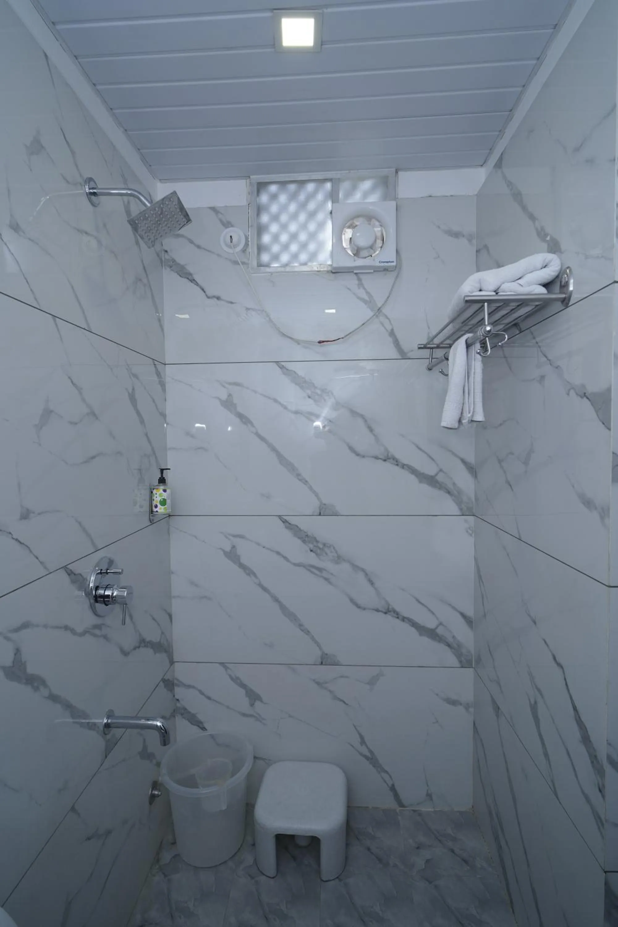 Shower in Hotel Udai Niwas By The Lake