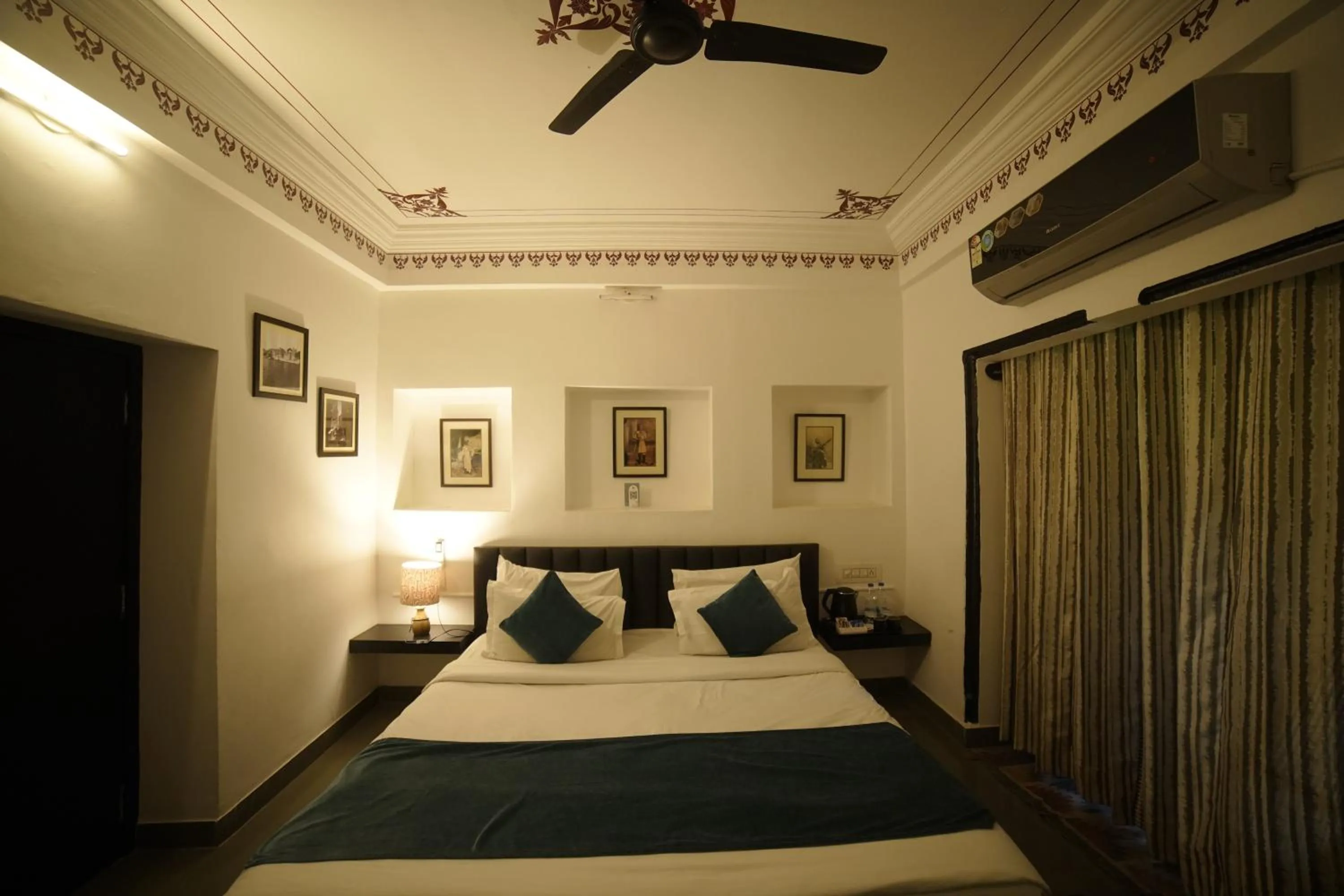 Bed in Hotel Udai Niwas By The Lake