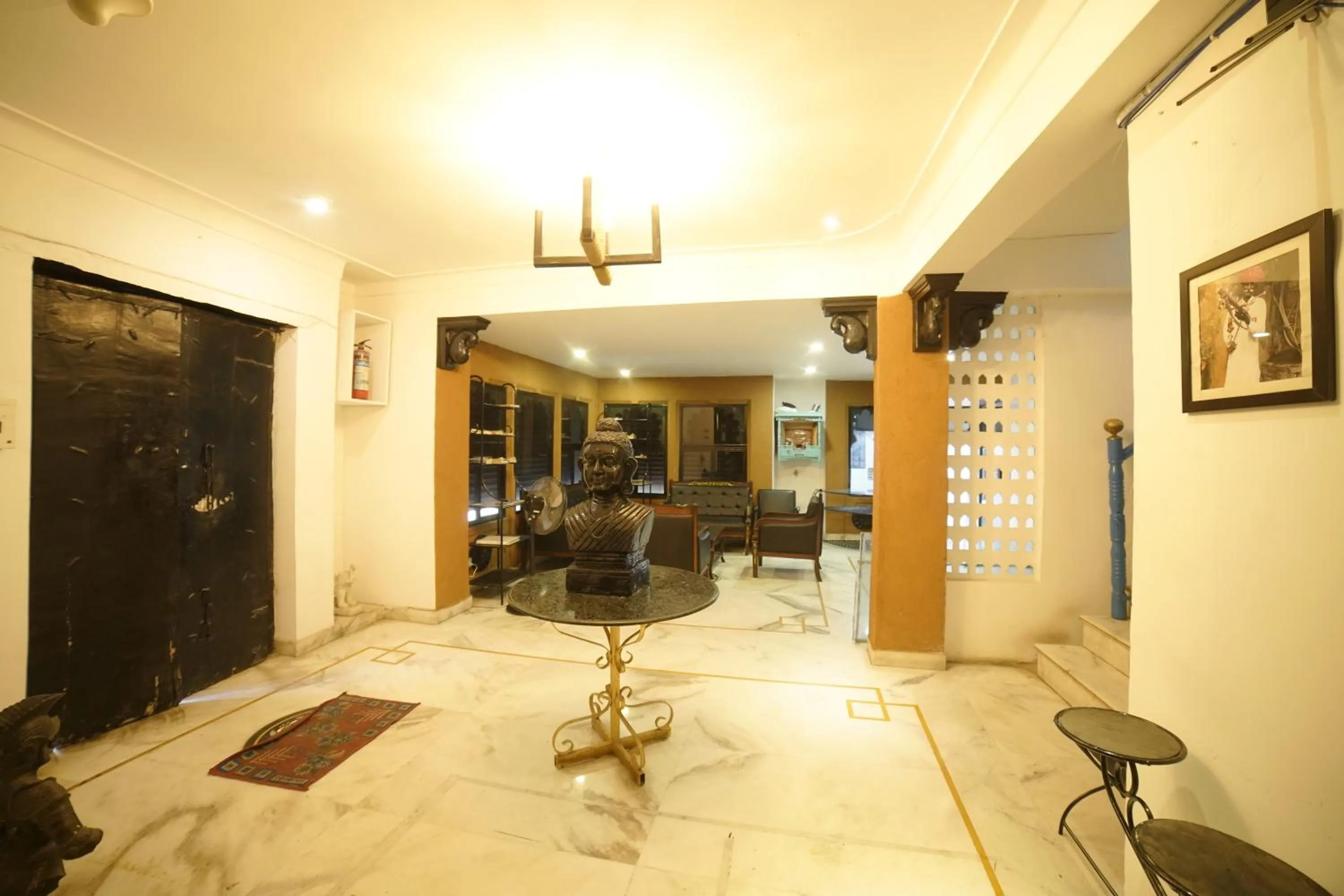 TV and multimedia in Hotel Udai Niwas By The Lake