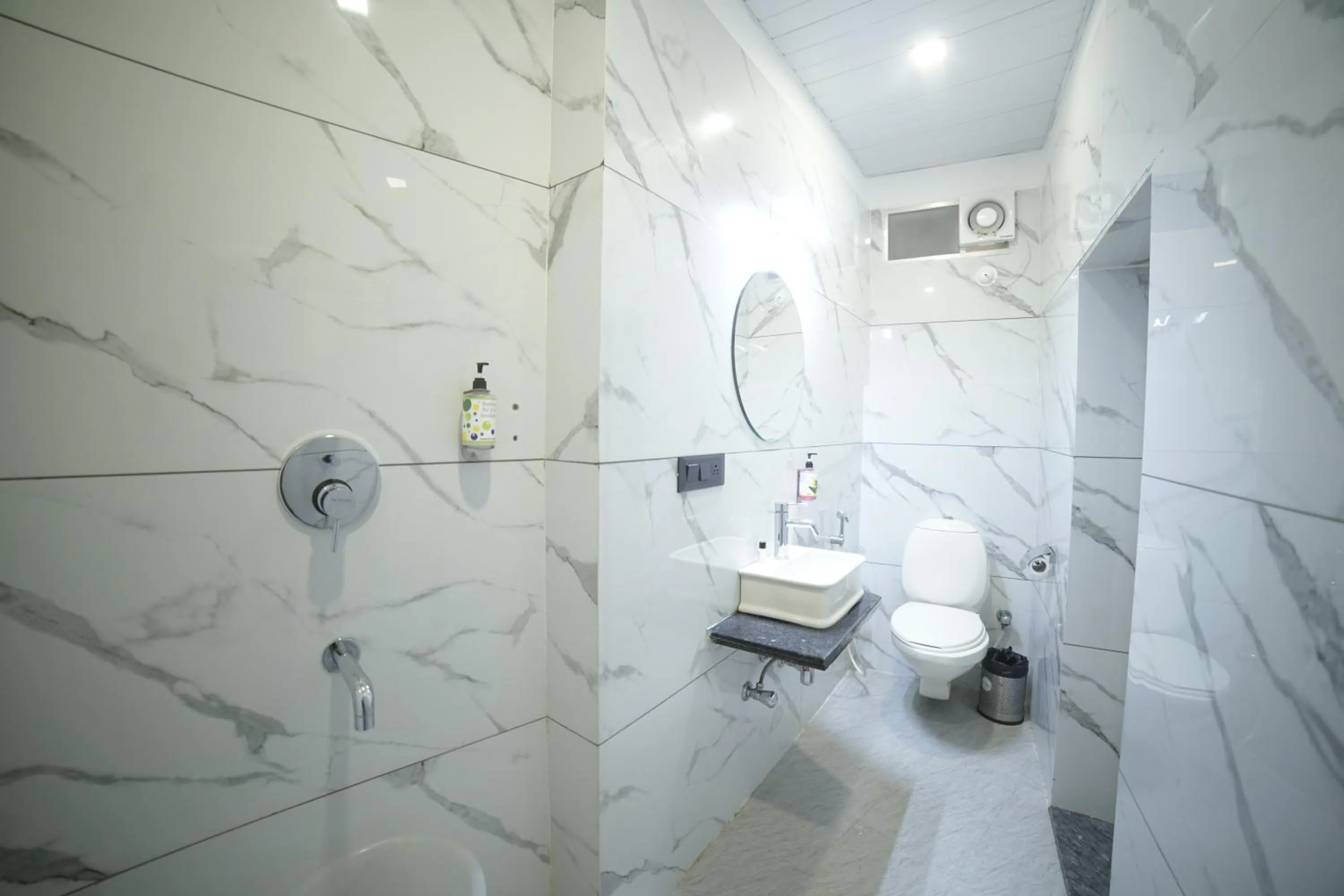 Shower in Hotel Udai Niwas By The Lake