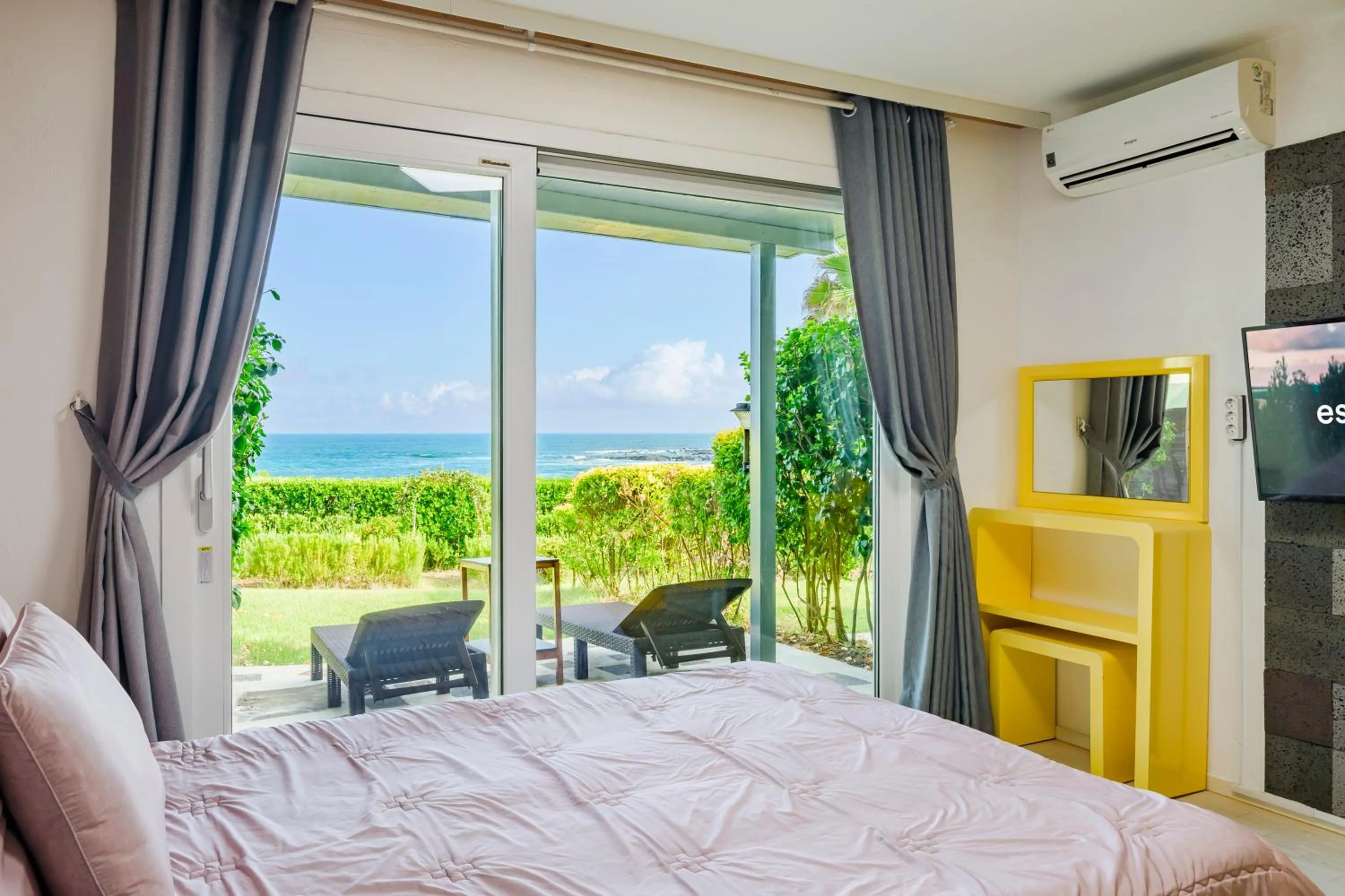 Sea view, Bed in Jeju Turning point Pension