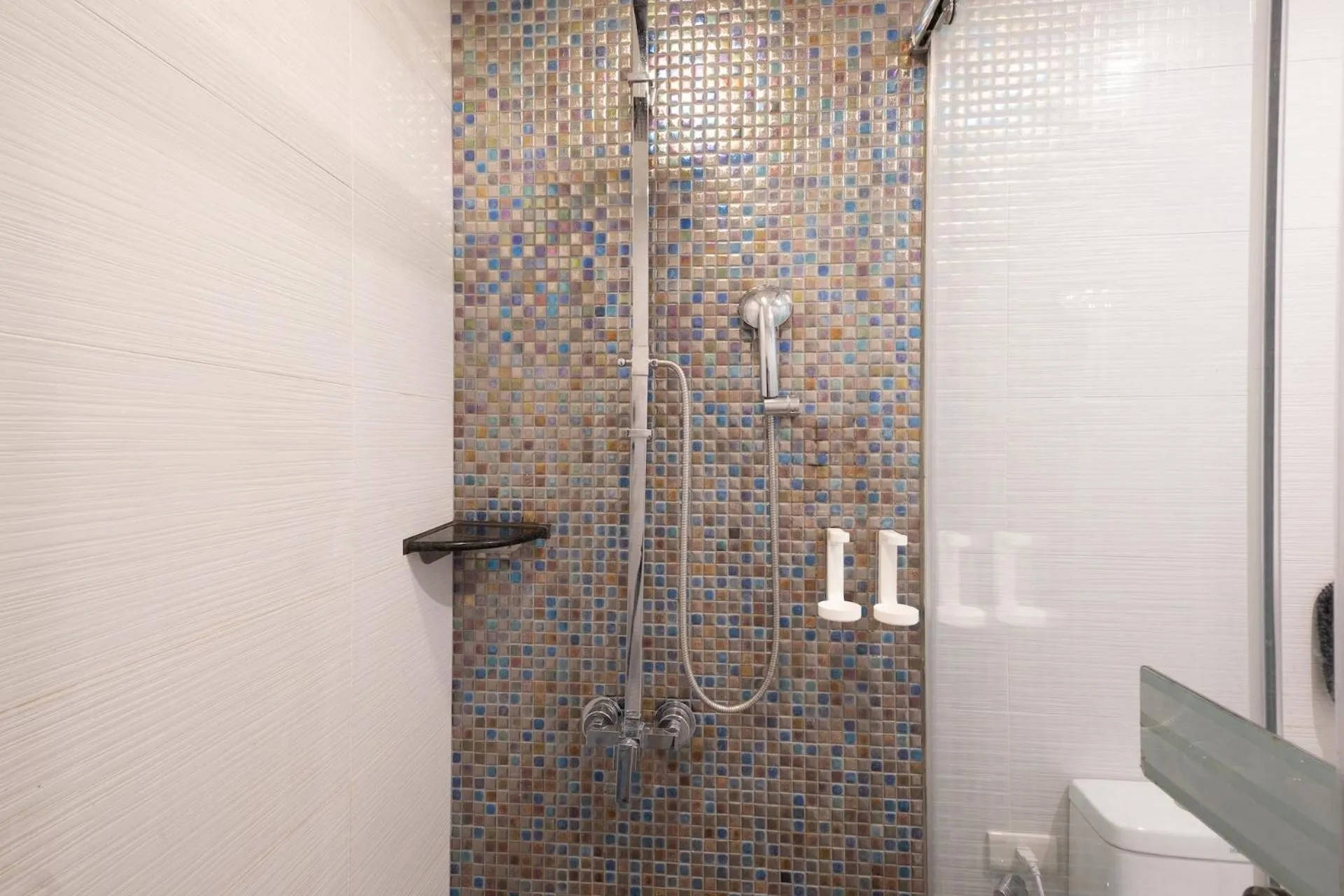 Shower in Guide Hotel Taichung Ziyou
