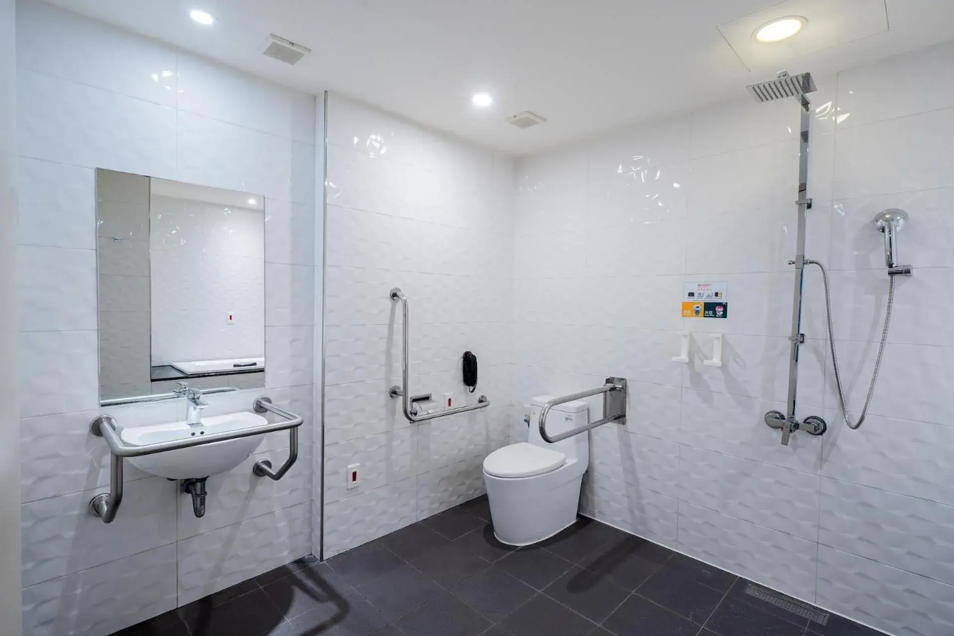 Bathroom in Guide Hotel Taichung Ziyou Bathroom in Guide Hotel Taichung Ziyou