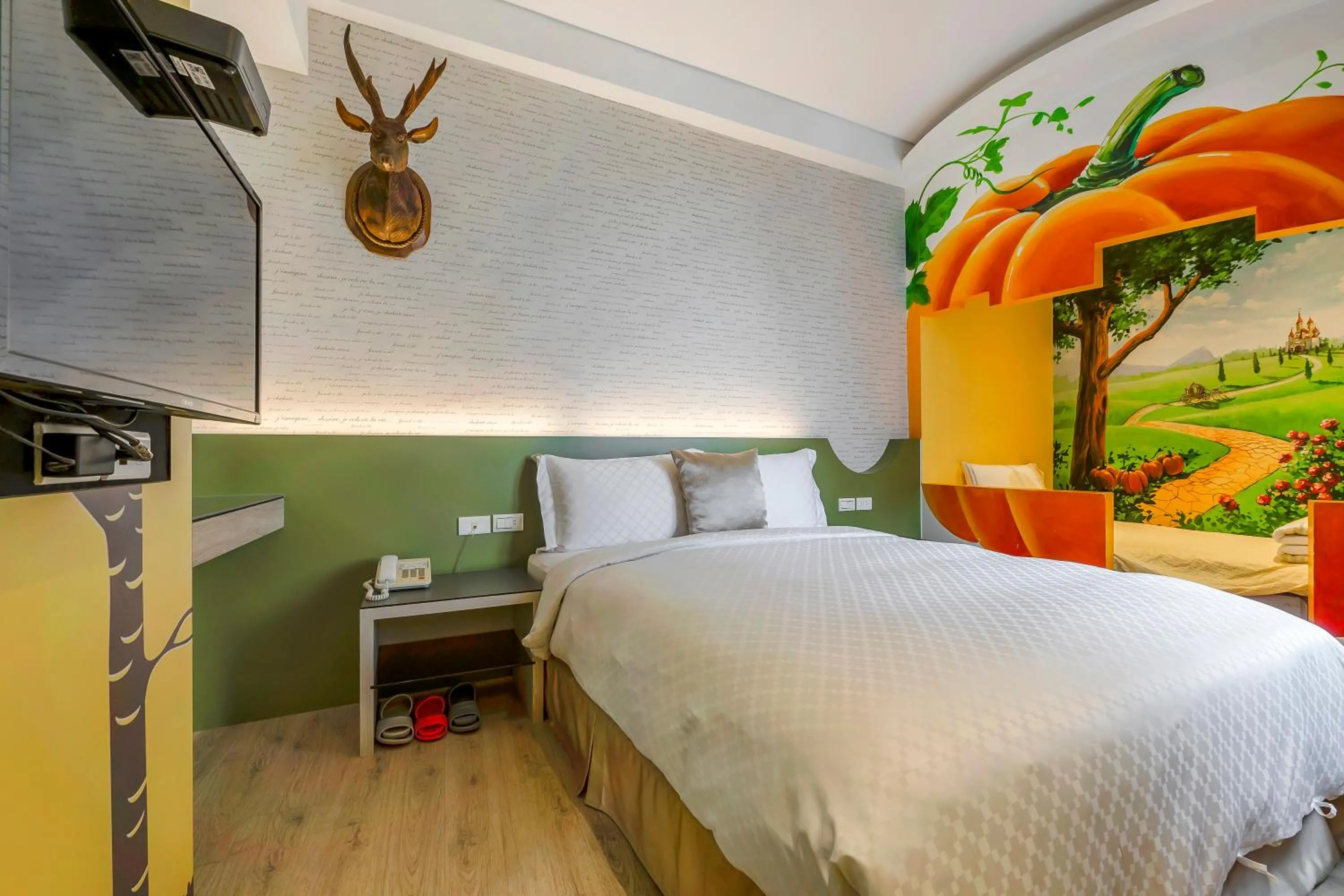 Photo of the whole room, Bed in Pacific Inn