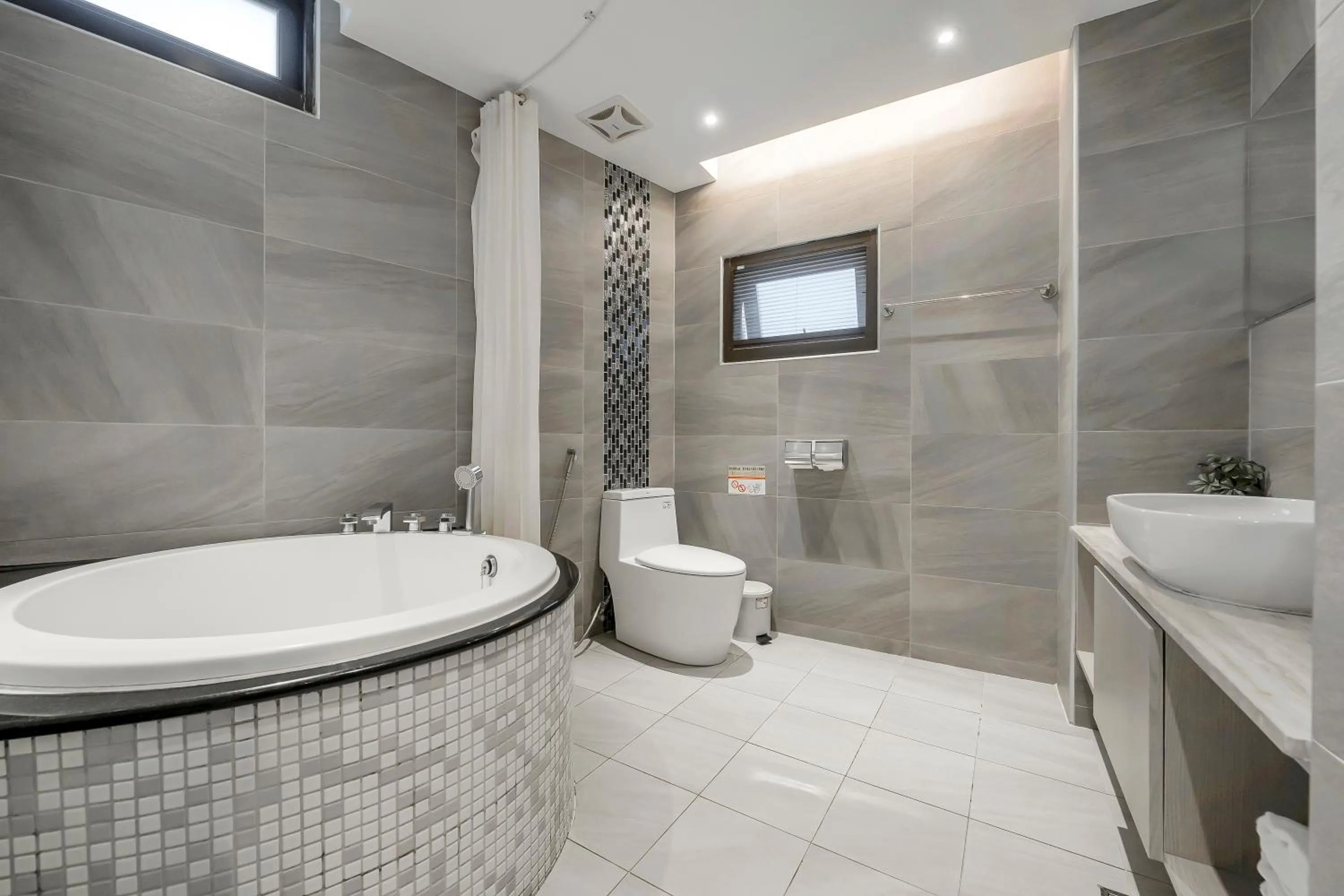 Bathroom in Pacific Inn