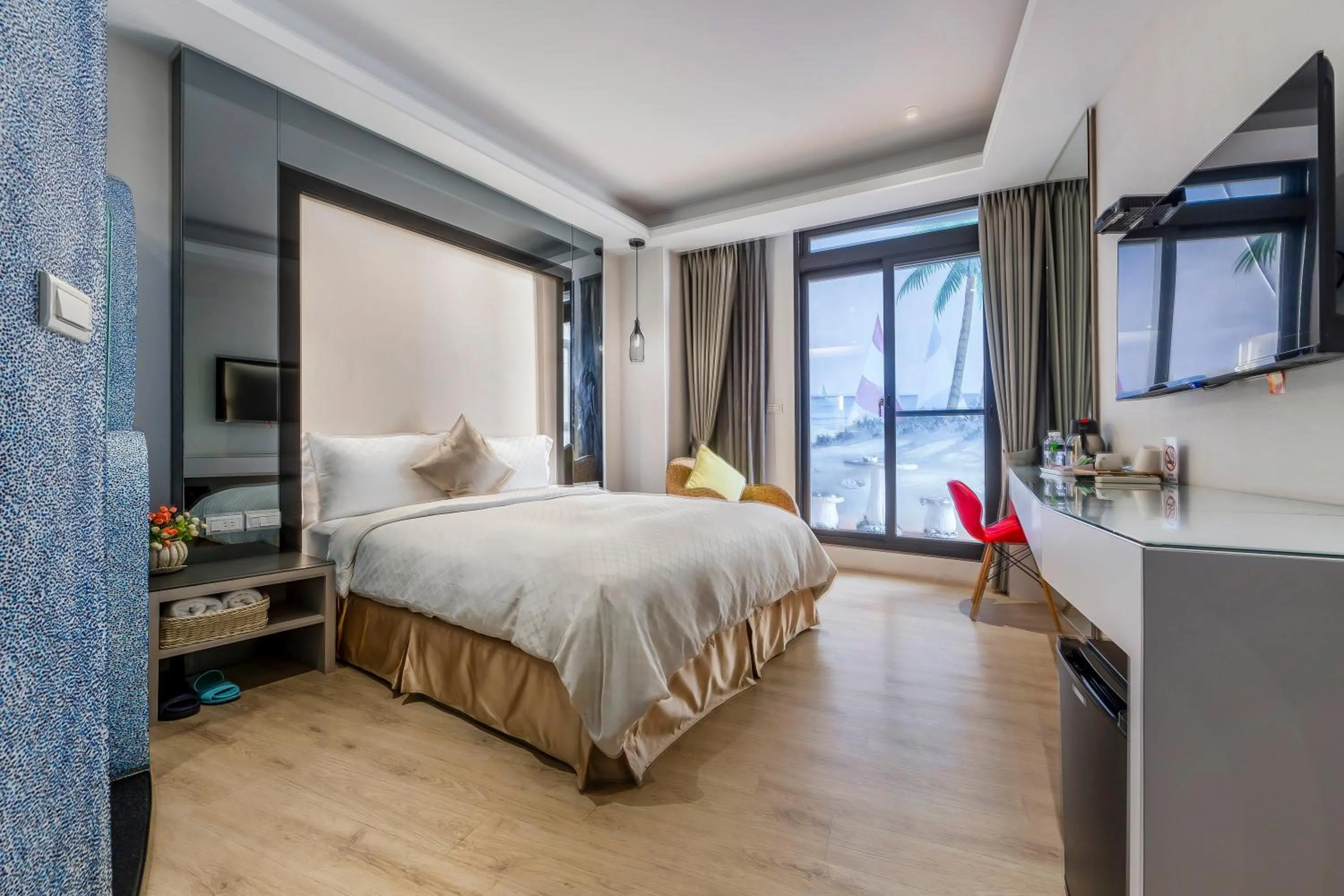 Photo of the whole room, Bed in Pacific Inn