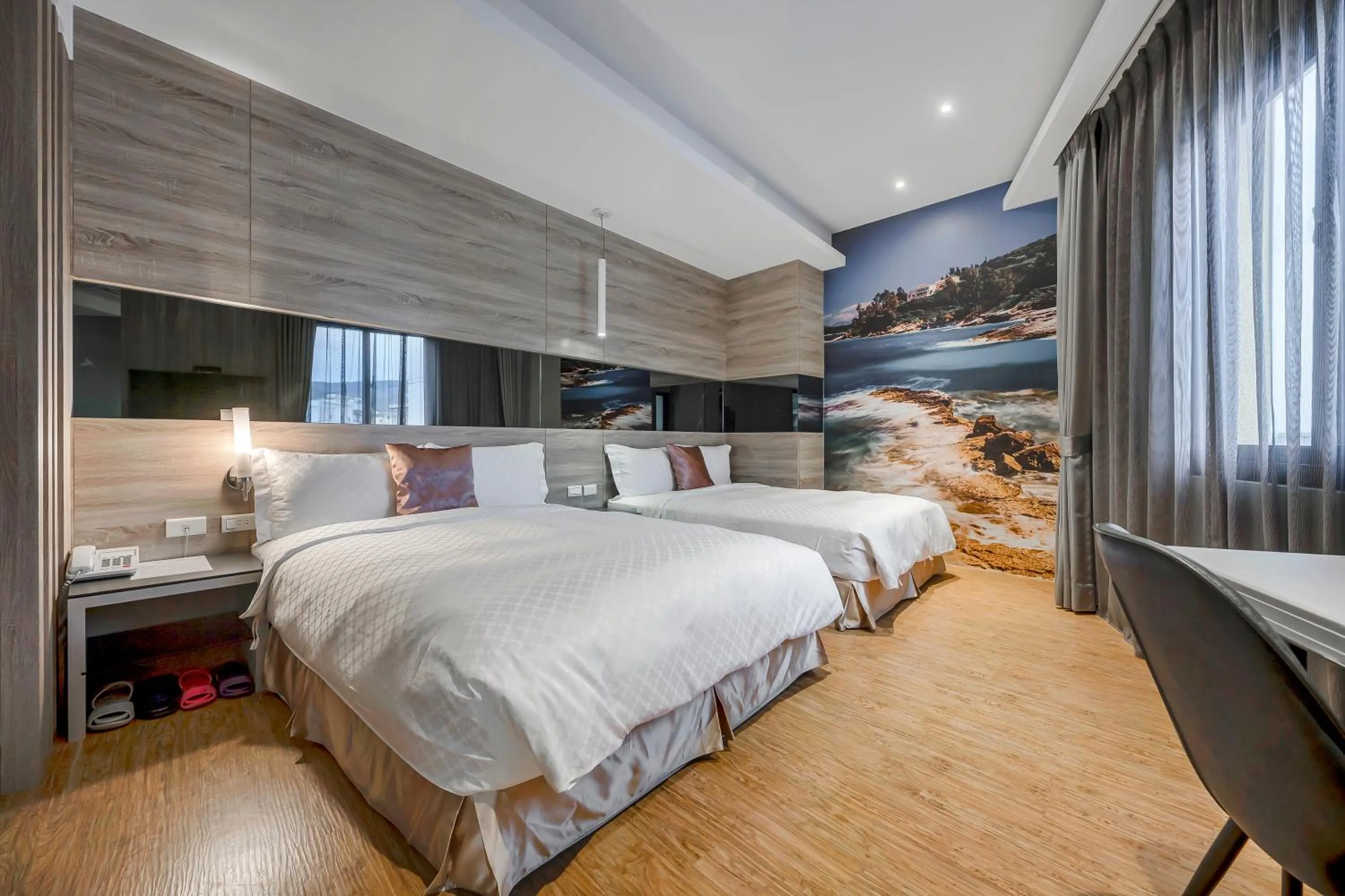 Photo of the whole room, Bed in Pacific Inn