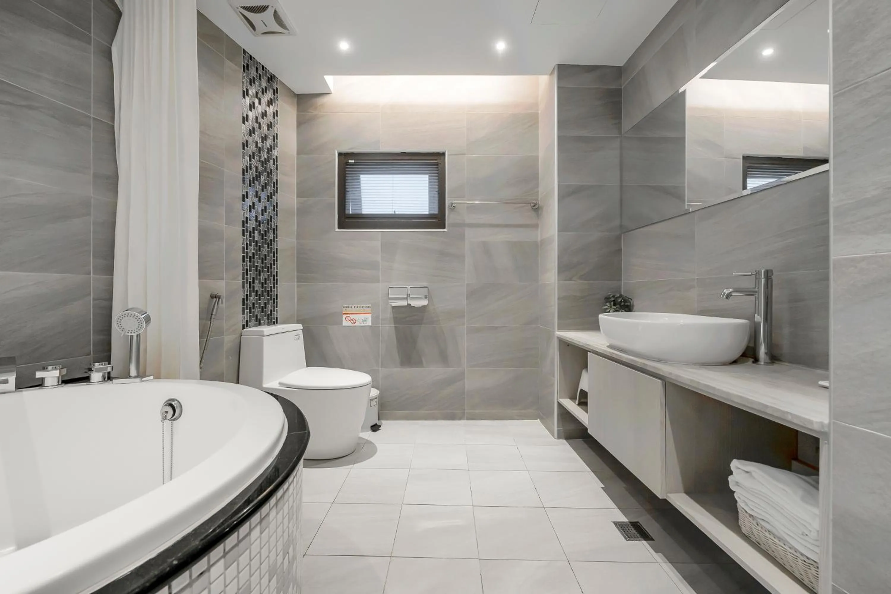 Bathroom in Pacific Inn