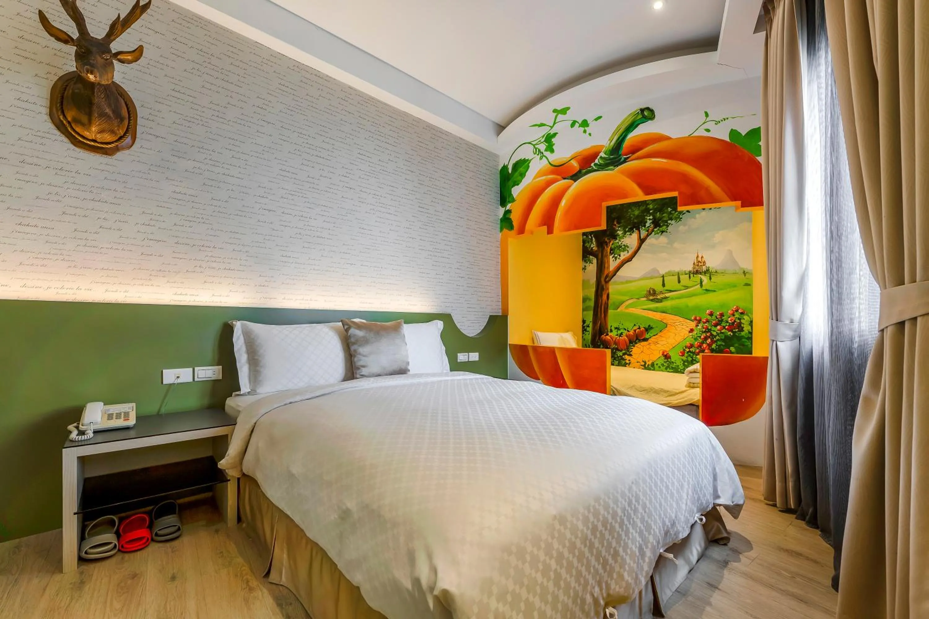 Photo of the whole room, Bed in Pacific Inn