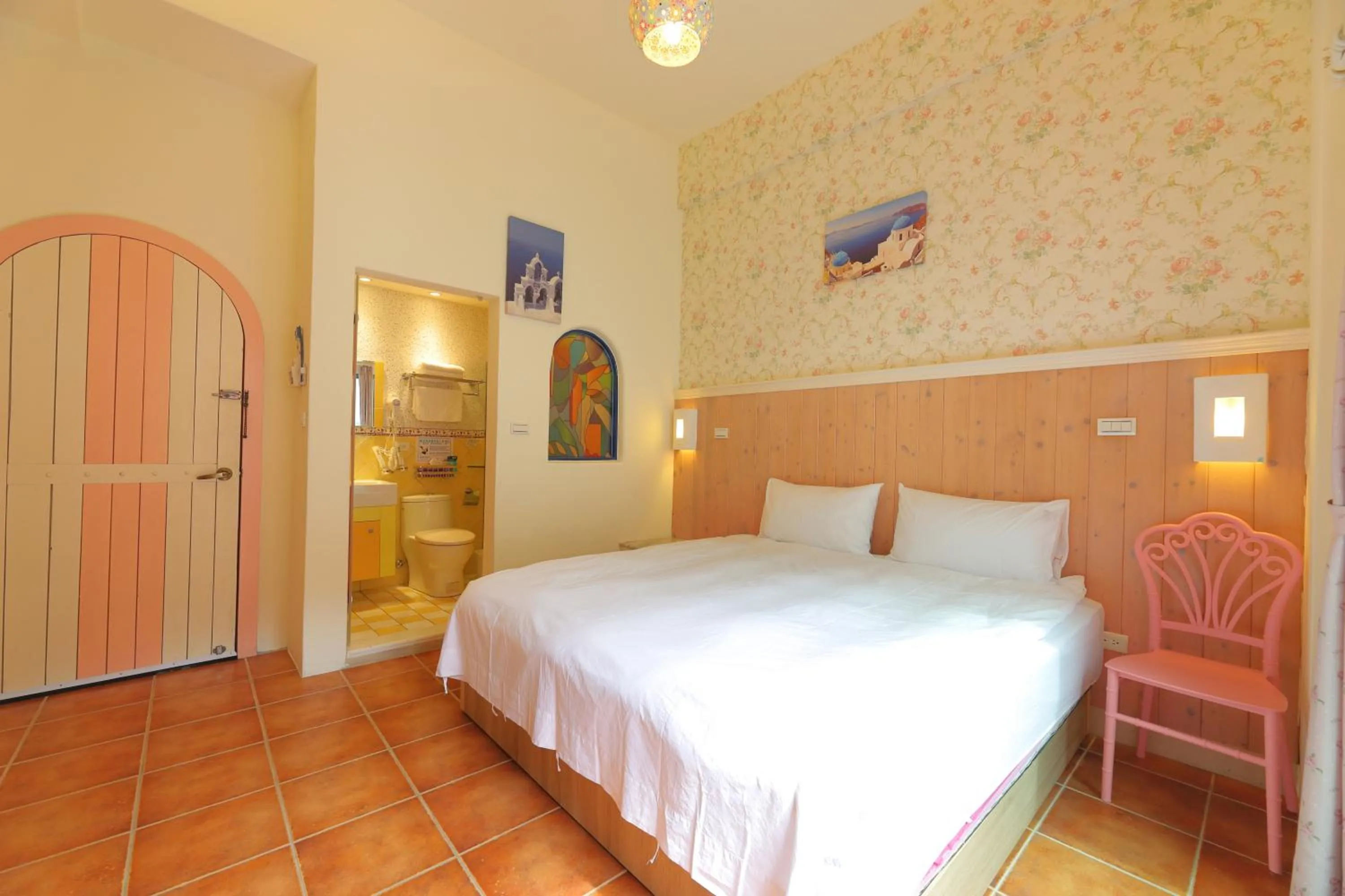 Photo of the whole room, Bed in Rainbow B&B