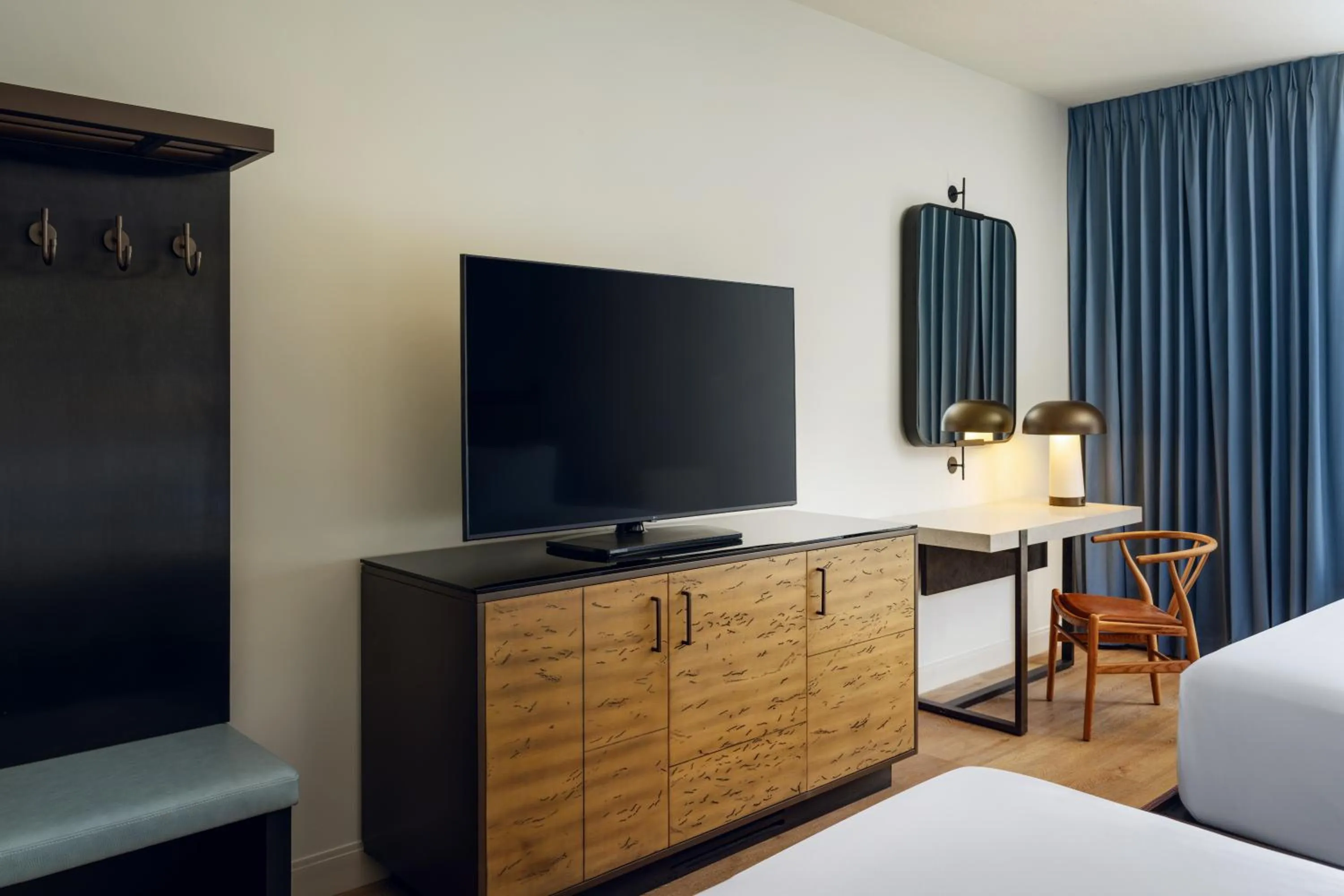 TV and multimedia, Bed in Martis Valley Lodge, Tapestry Collection by Hilton