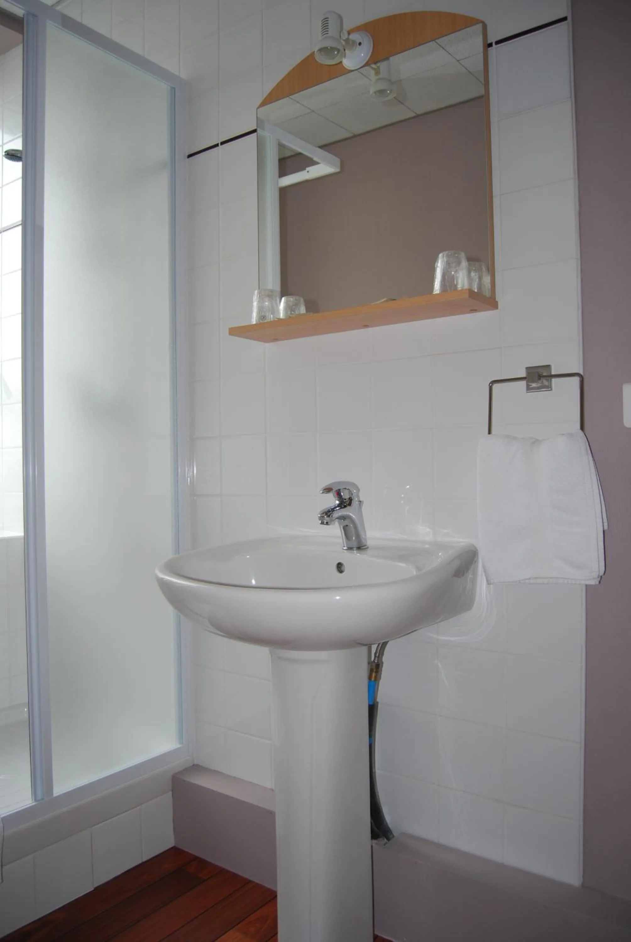 Bathroom in Le Bretagne - Hôtel