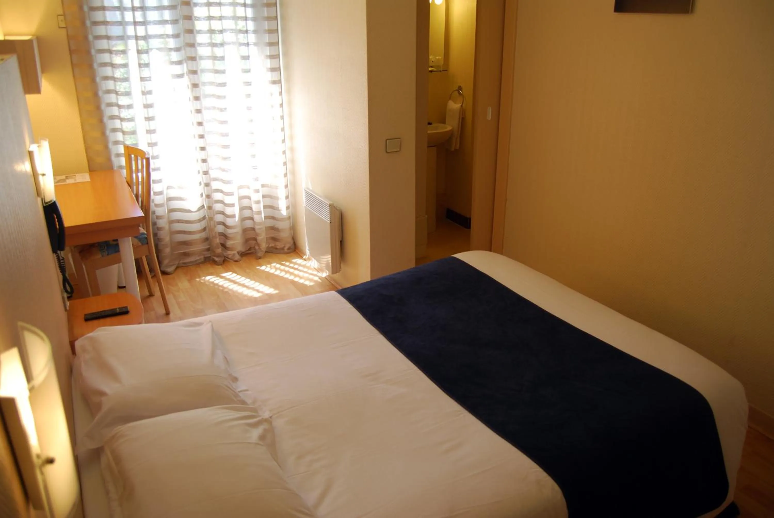 Day, Bed in Le Bretagne - Hôtel