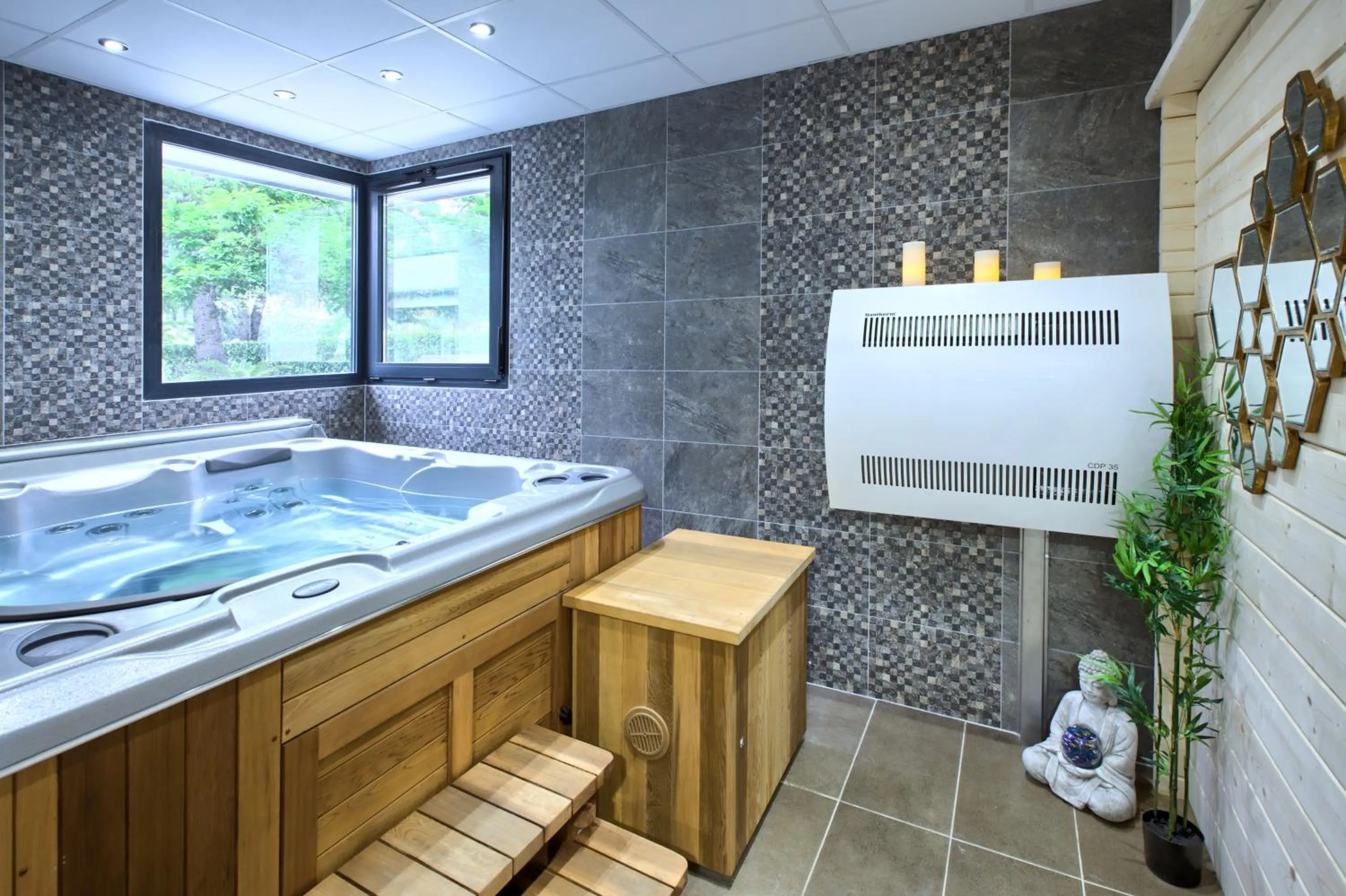 Hot Tub in Logis Hotel Restaurant & SPA Au Comte d'Ornon