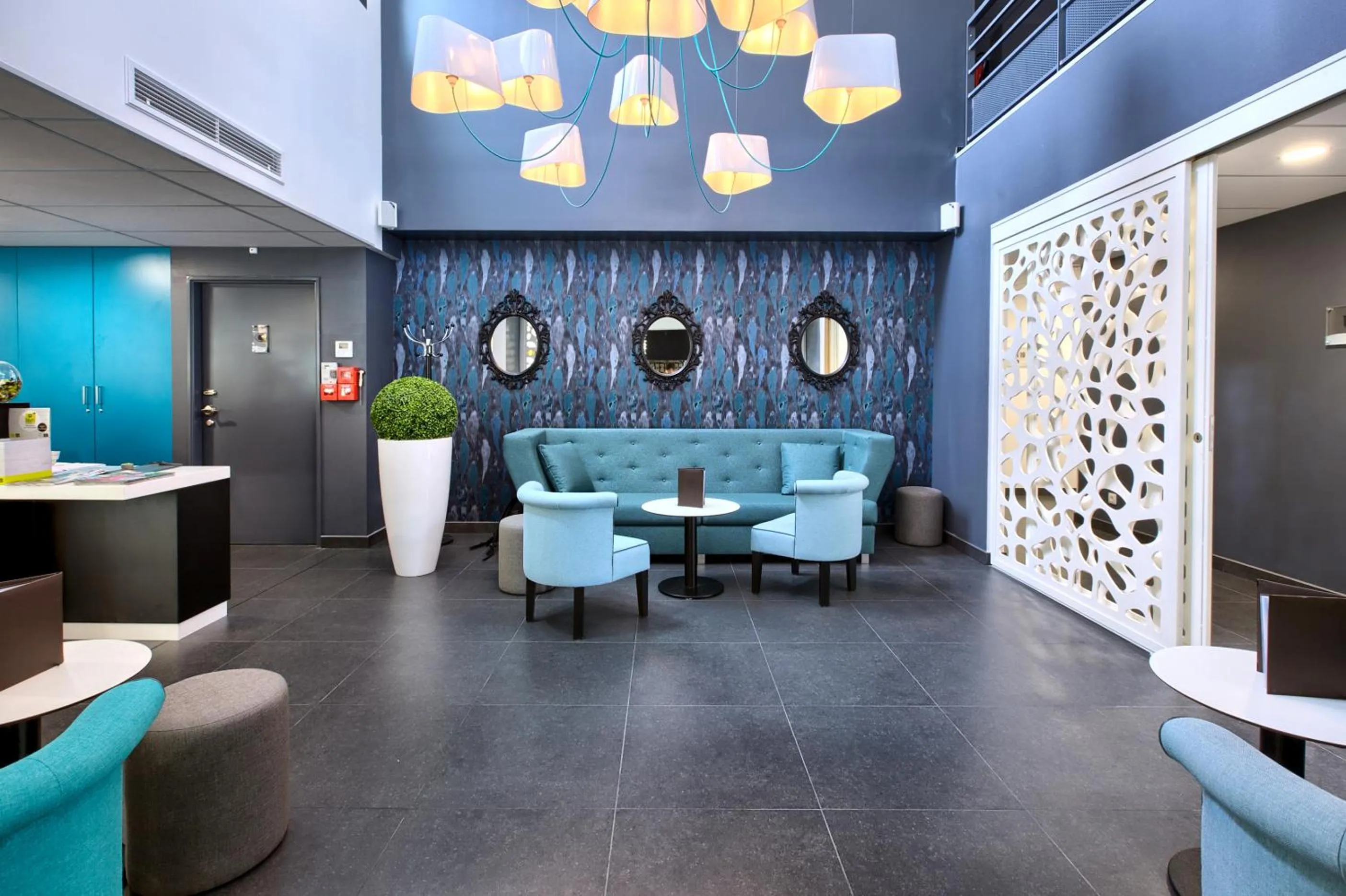 Lobby or reception in Logis Hotel Restaurant & SPA Au Comte d'Ornon