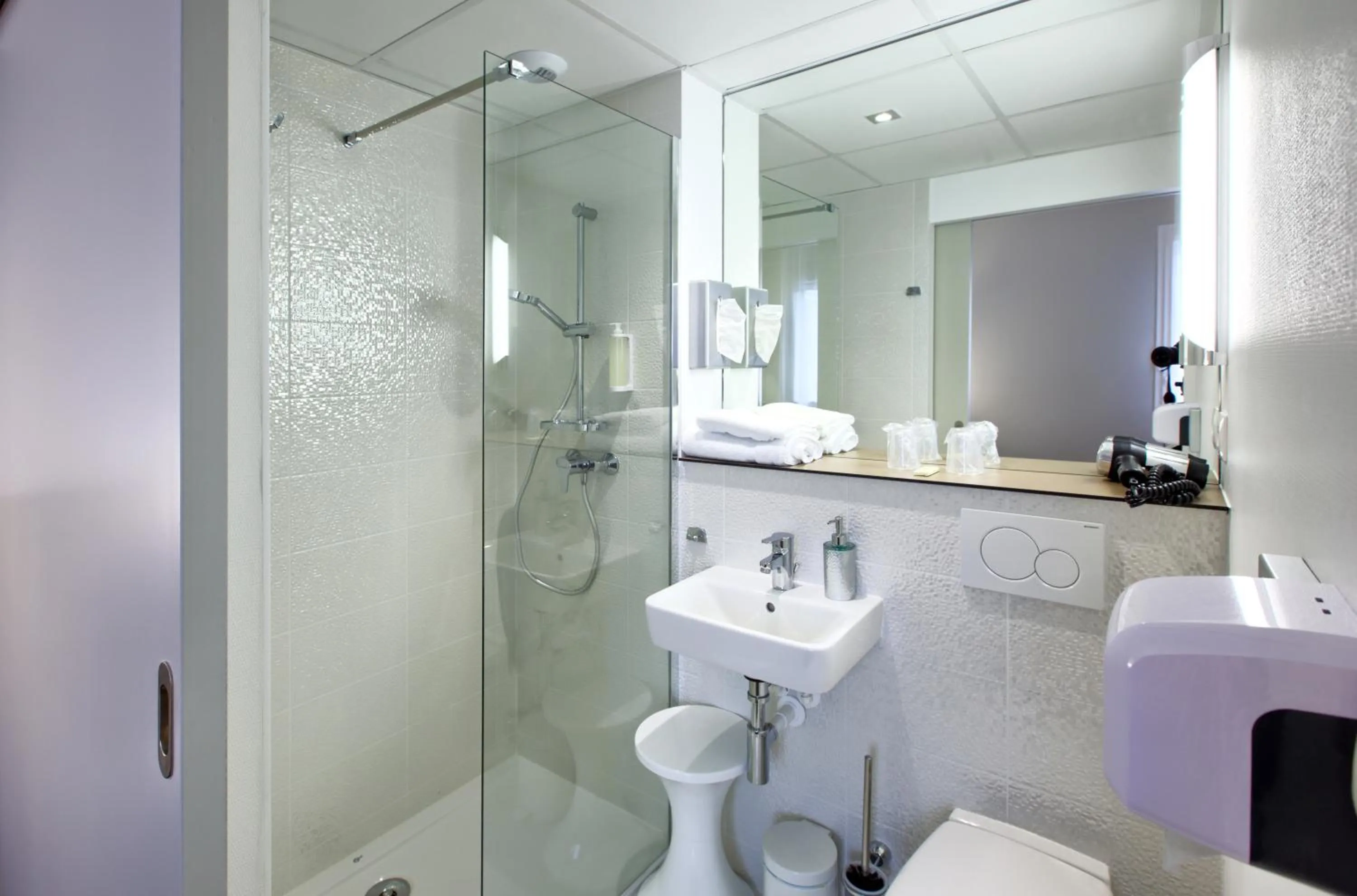 Bathroom in Logis Hotel Restaurant & SPA Au Comte d'Ornon