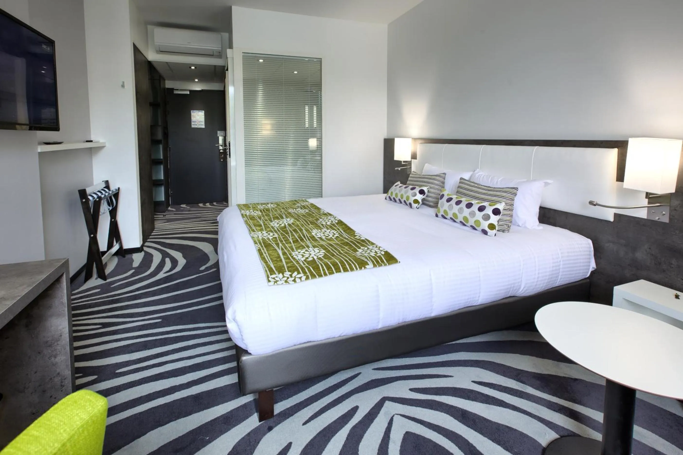 Bed in Logis Hotel Restaurant & SPA Au Comte d'Ornon