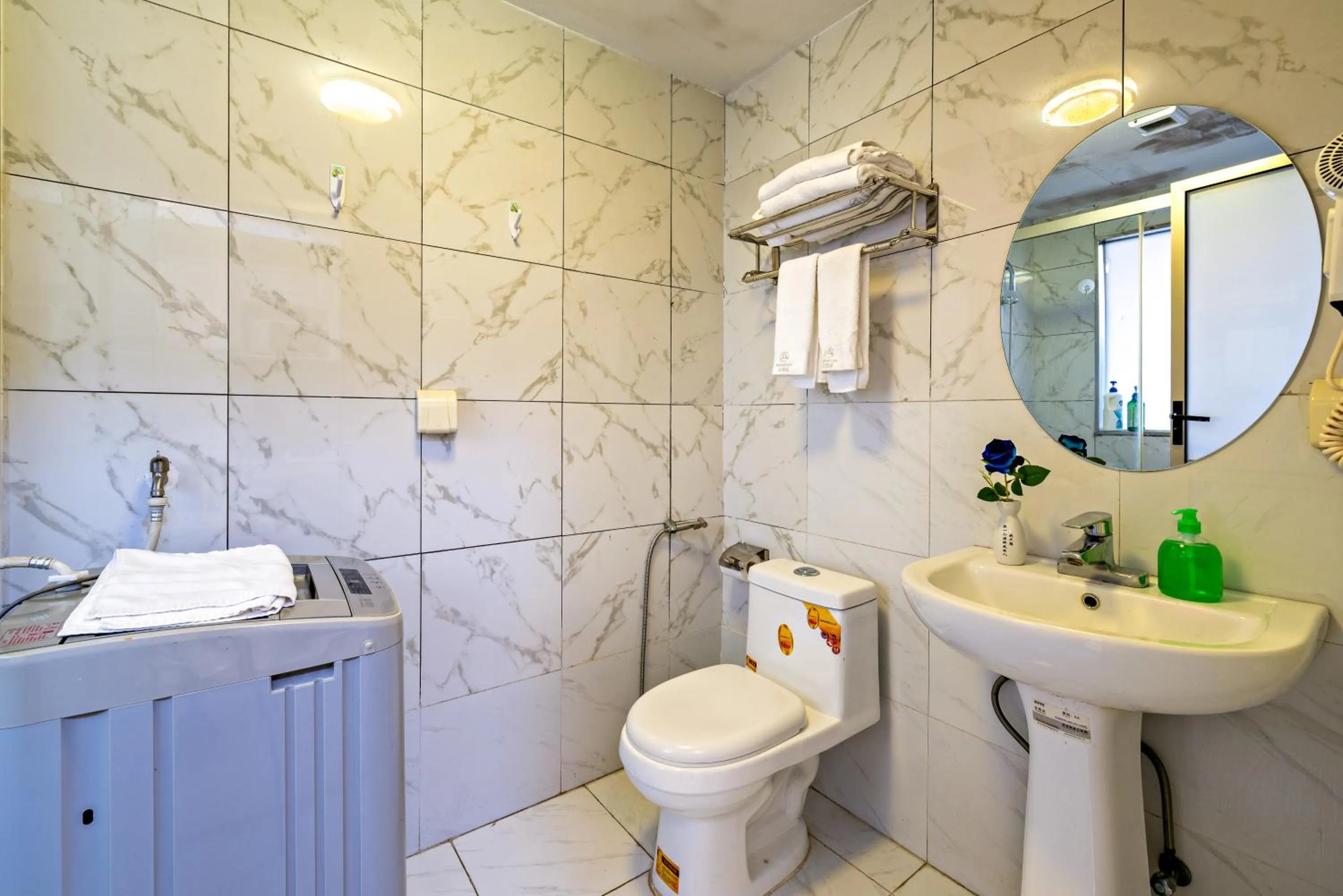 Bathroom in Guangzhou Manhattan International Apartment Zhengjia Free bus services are provided for the first and second phases