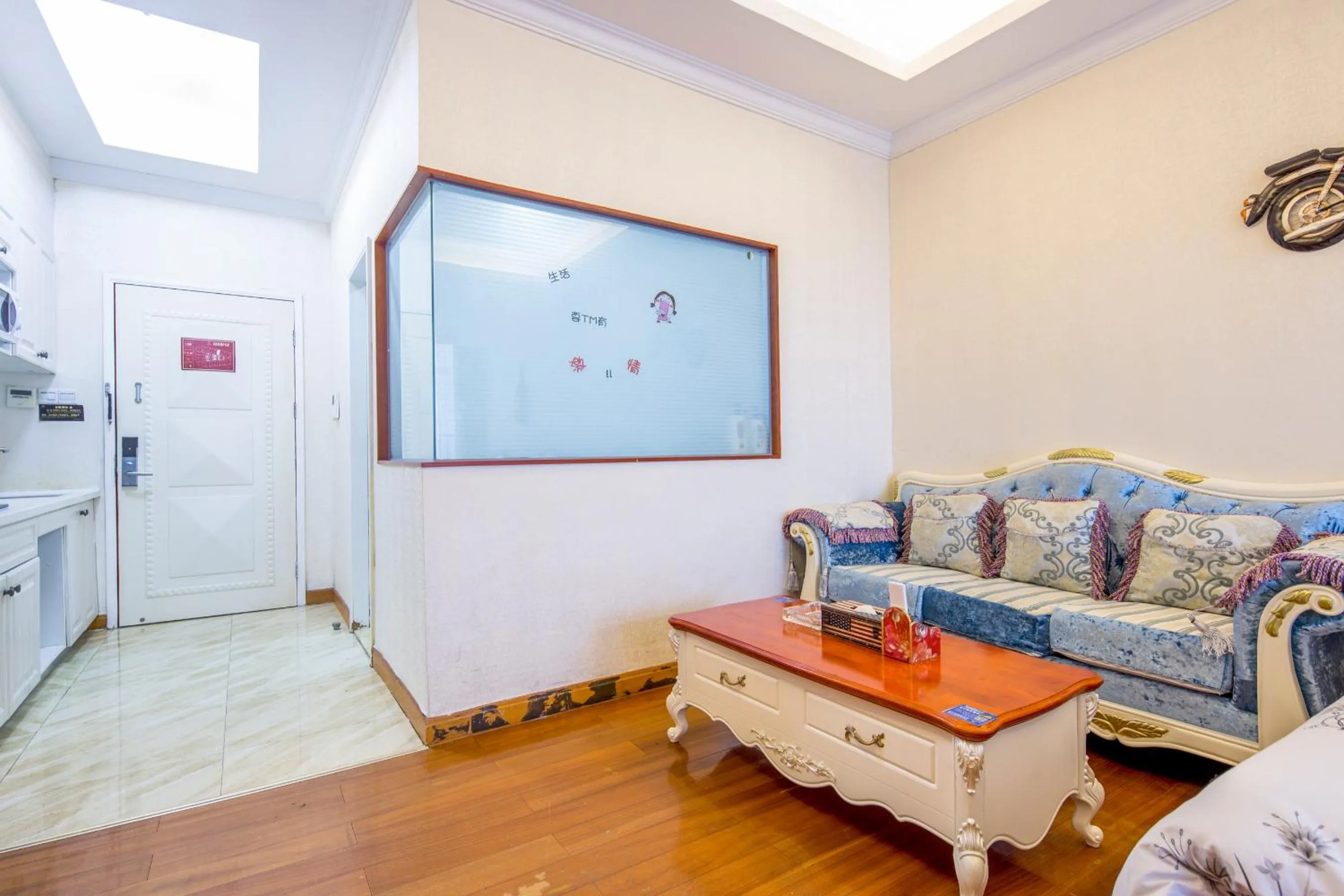 Decorative detail in Guangzhou Manhattan International Apartment Zhengjia Free bus services are provided for the first and second phases