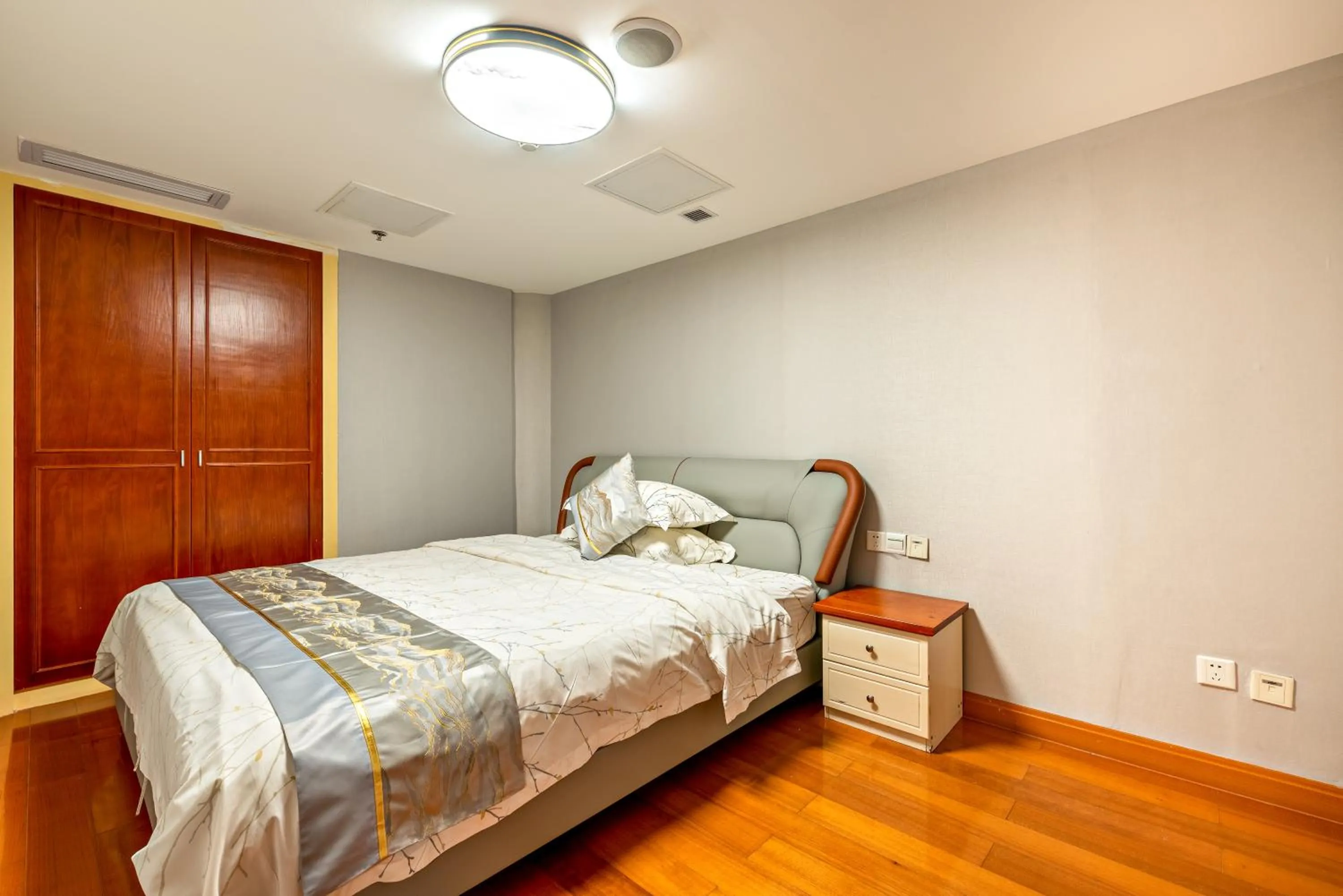 Bedroom, Bed in Guangzhou Manhattan International Apartment Zhengjia Free bus services are provided for the first and second phases