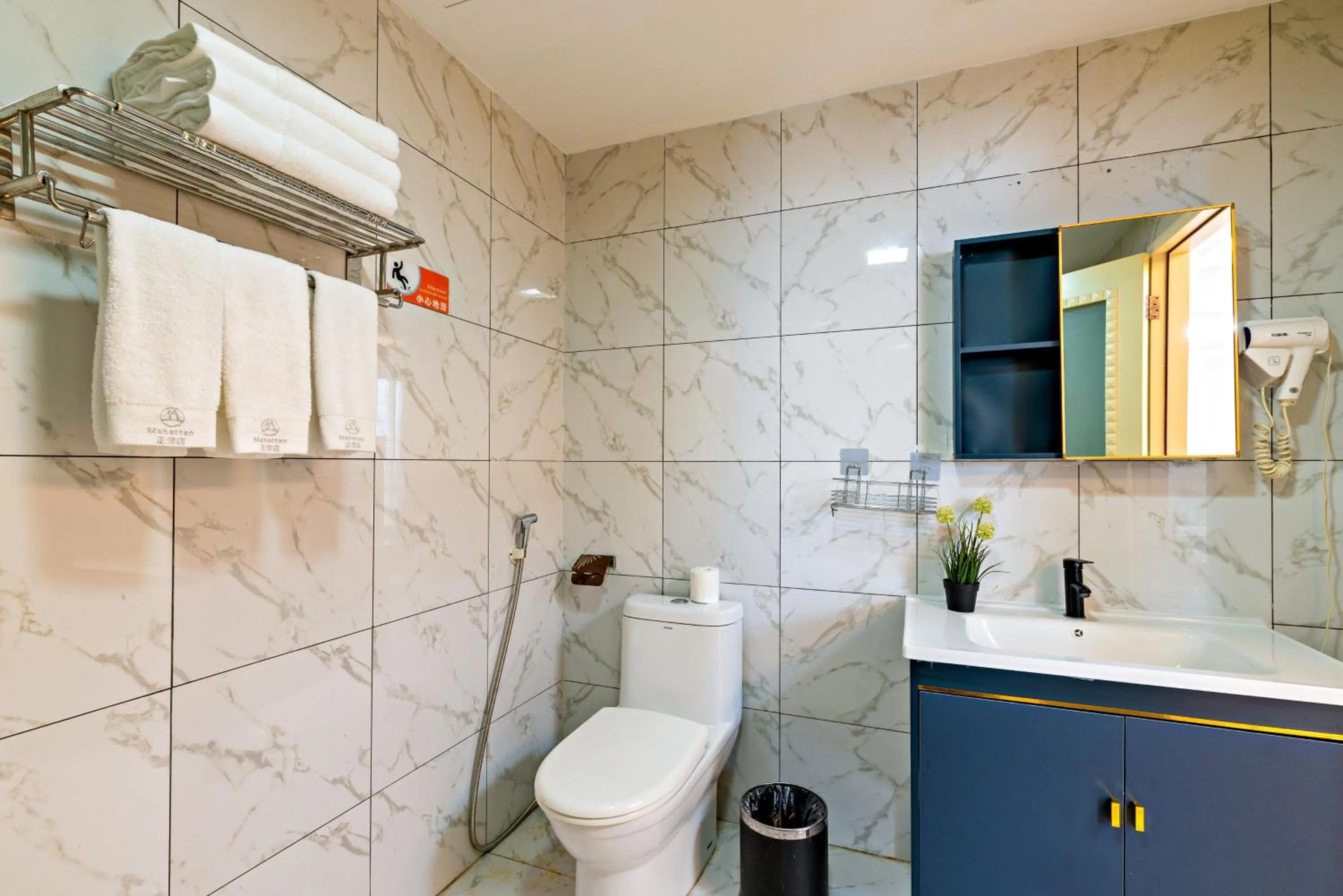 Toilet in Guangzhou Manhattan International Apartment Zhengjia Free bus services are provided for the first and second phases