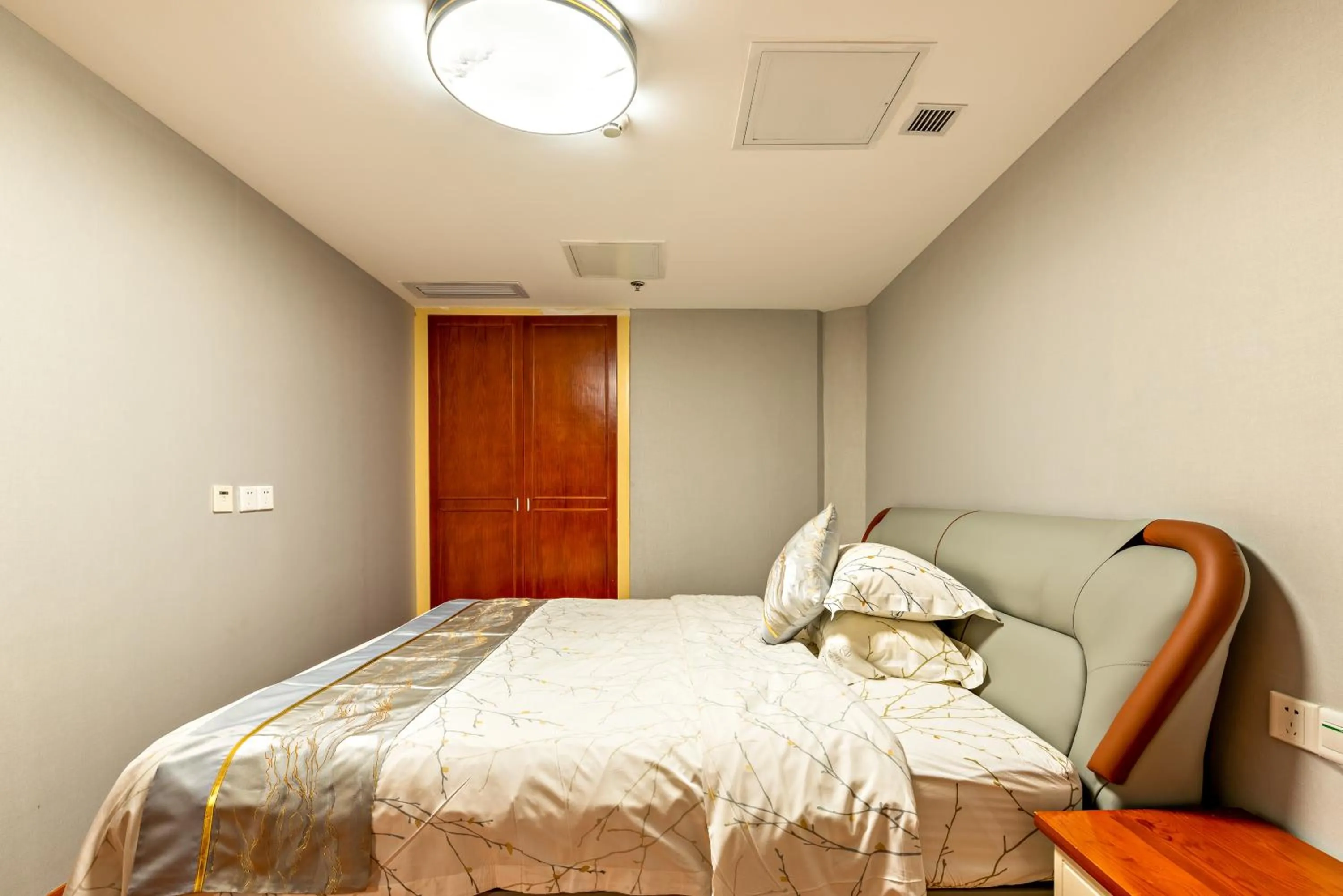 Bedroom, Bed in Guangzhou Manhattan International Apartment Zhengjia Free bus services are provided for the first and second phases